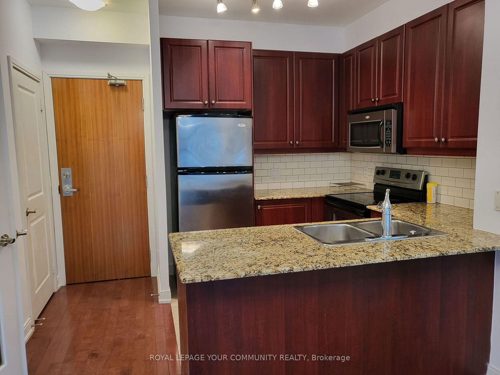 88 Broadway Ave, unit 605 for rent