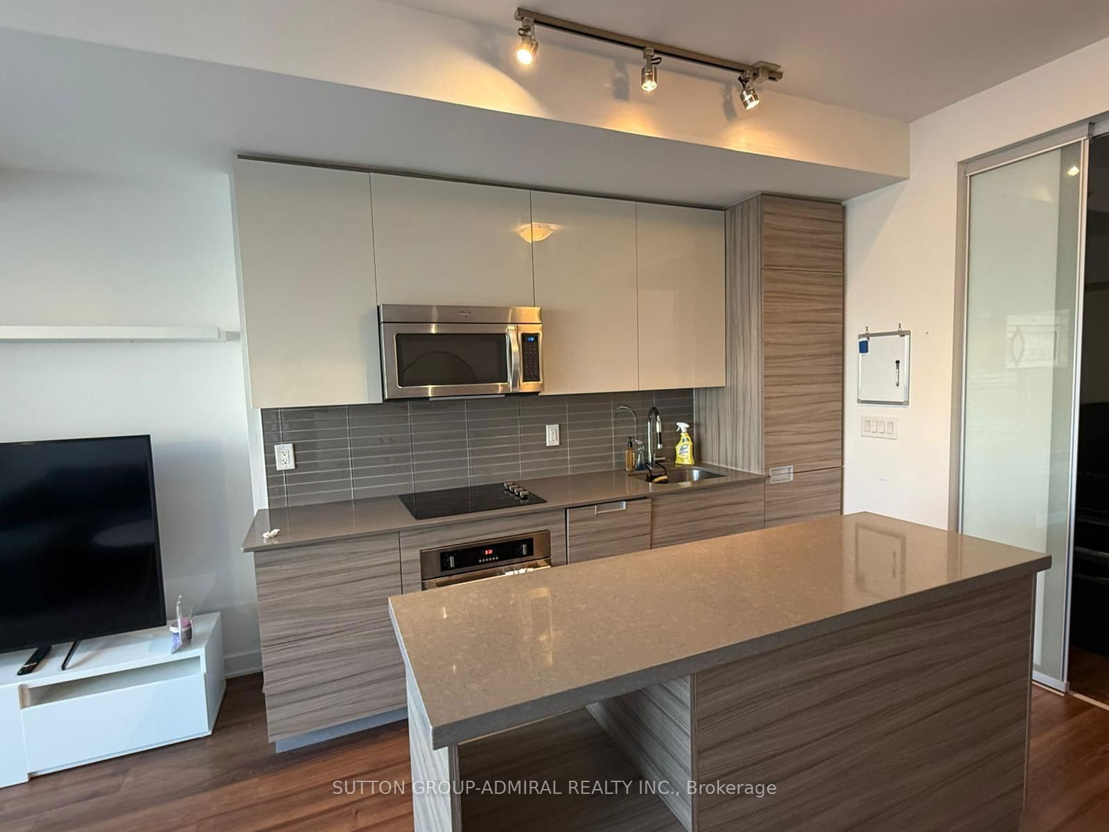 210 Simcoe St, unit 1611 for rent