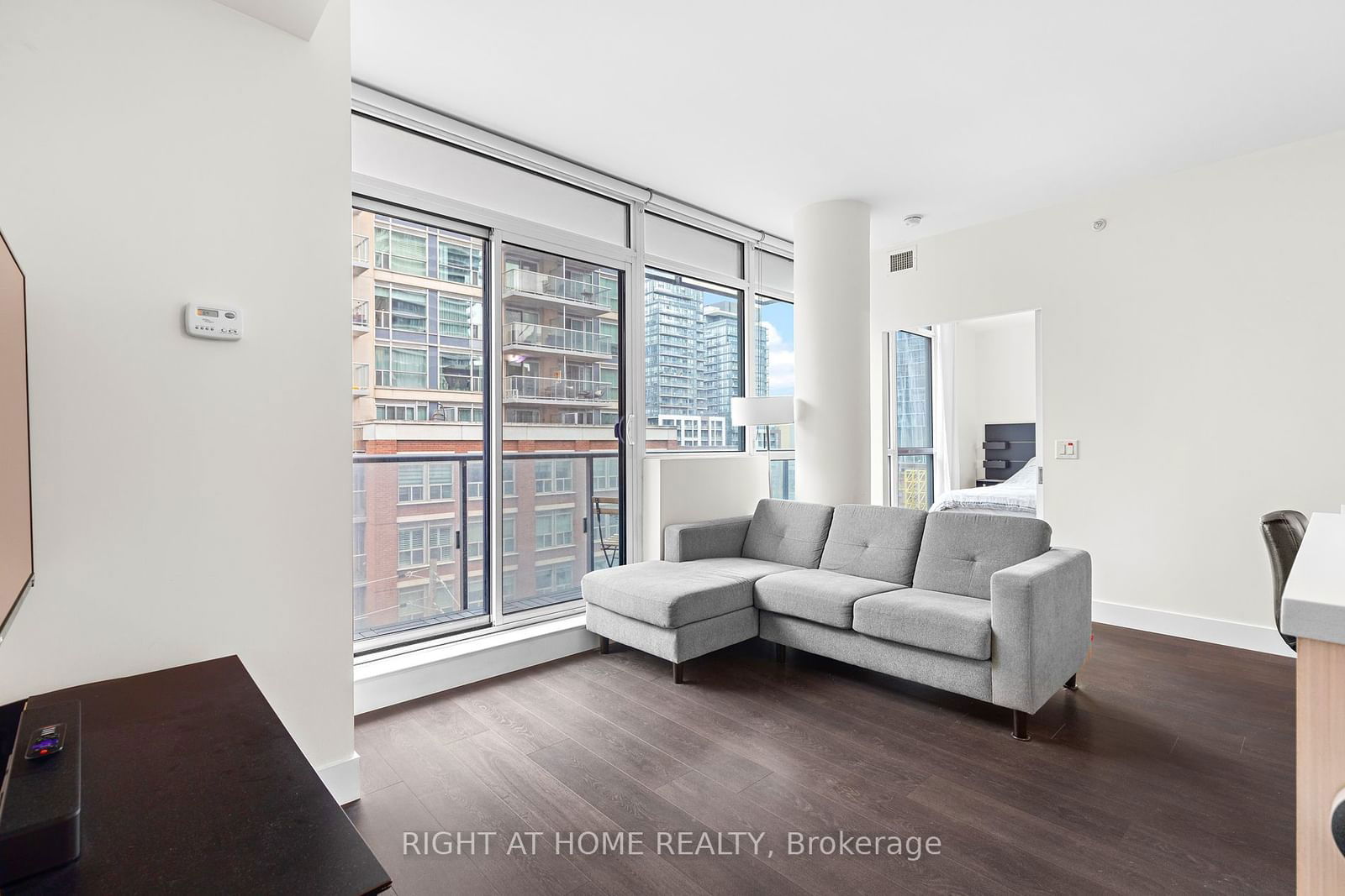 39 Sherbourne St, unit 608 for rent