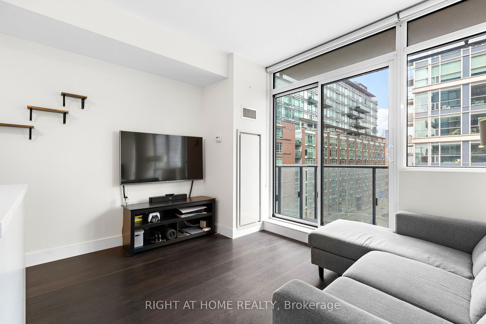 39 Sherbourne St, unit 608 for rent