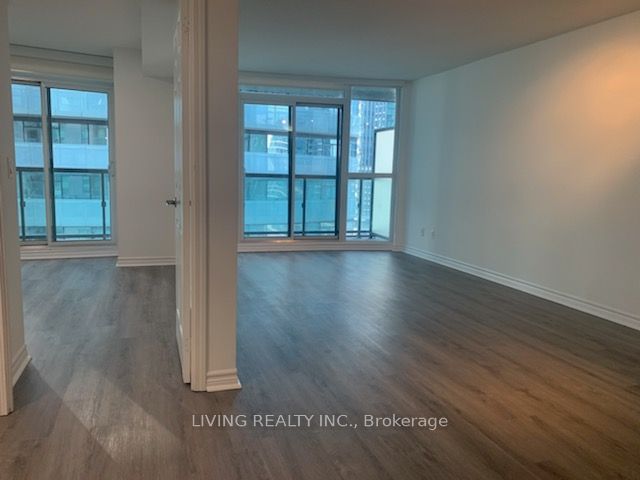 19 Grand Trunk Cres, unit 1708 for rent