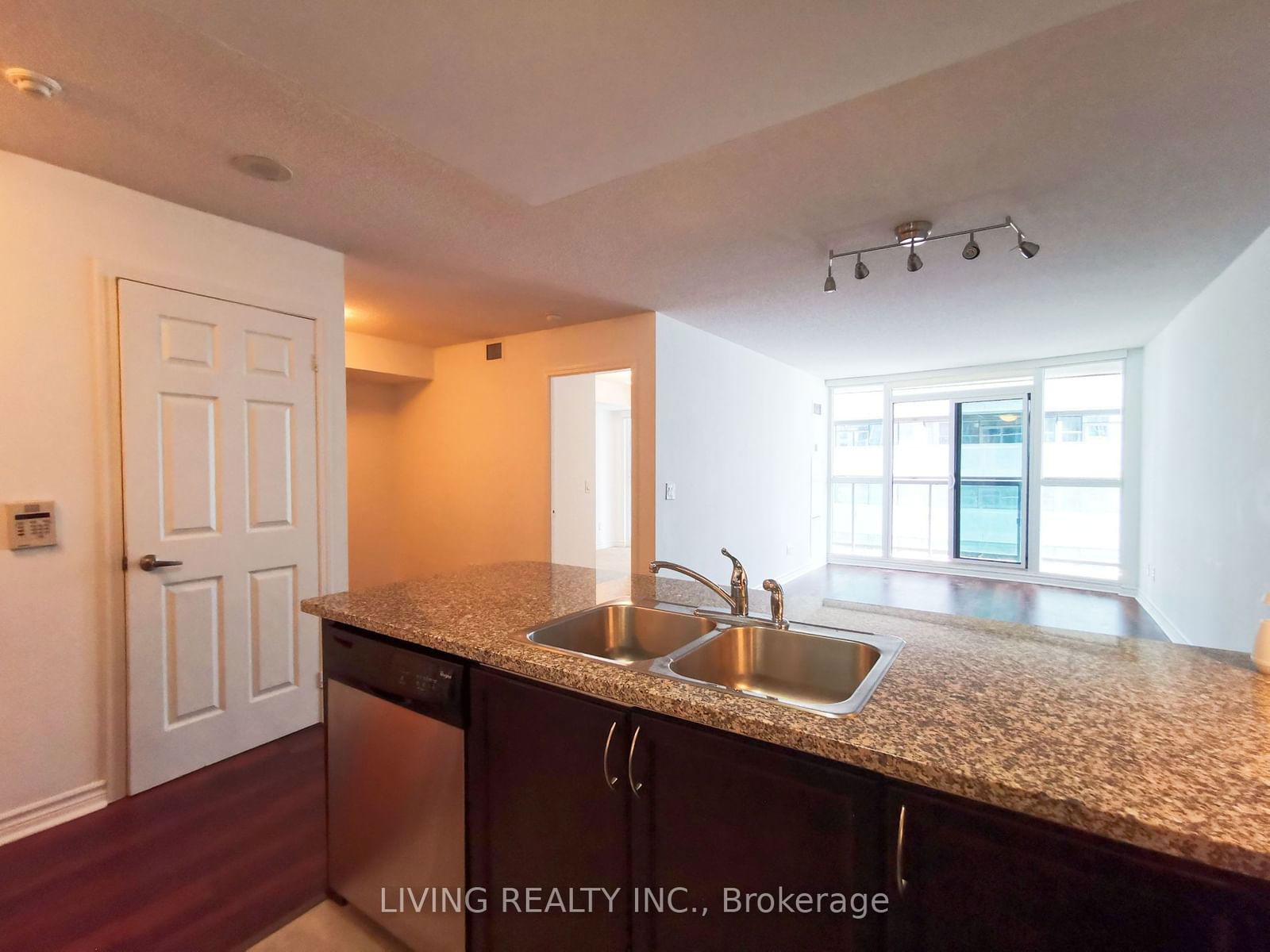 19 Grand Trunk Cres, unit 1708 for rent