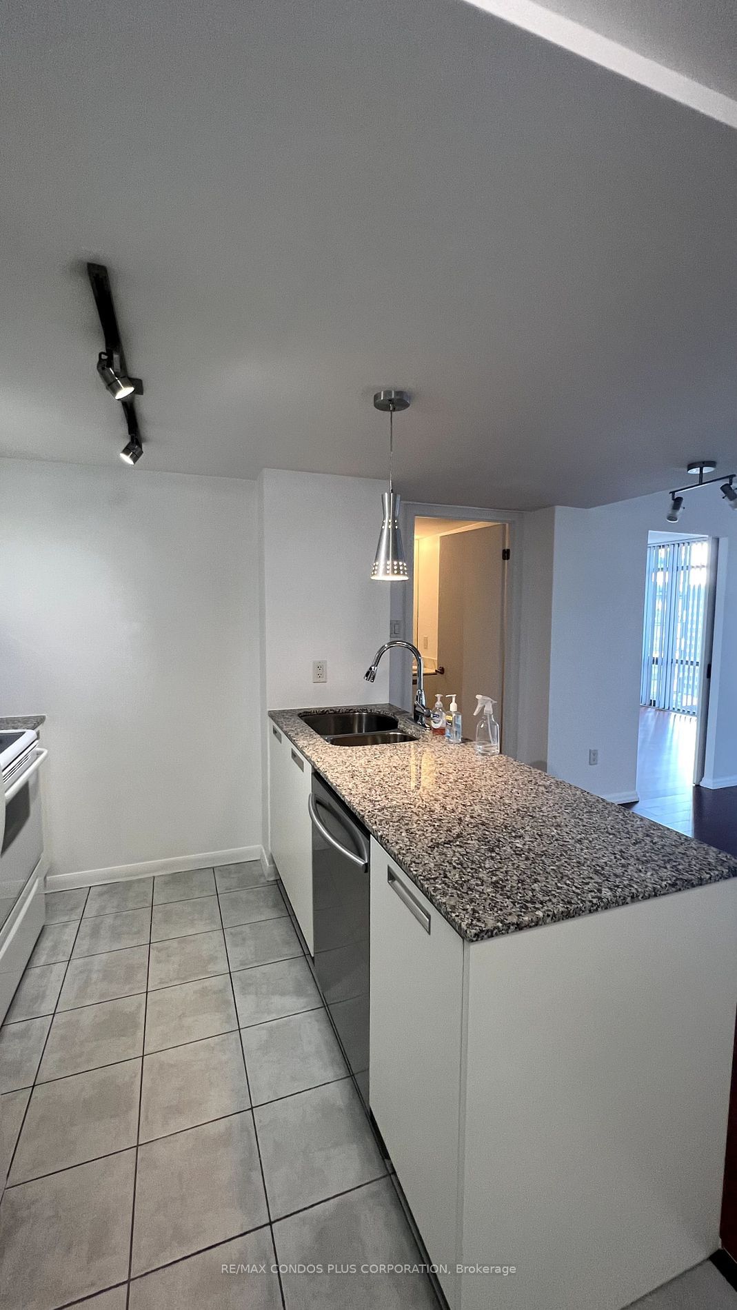 38 Grenville St, unit 1701 for rent