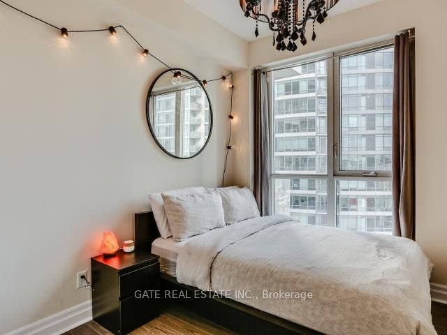 352 Front St W, unit 1406 for rent