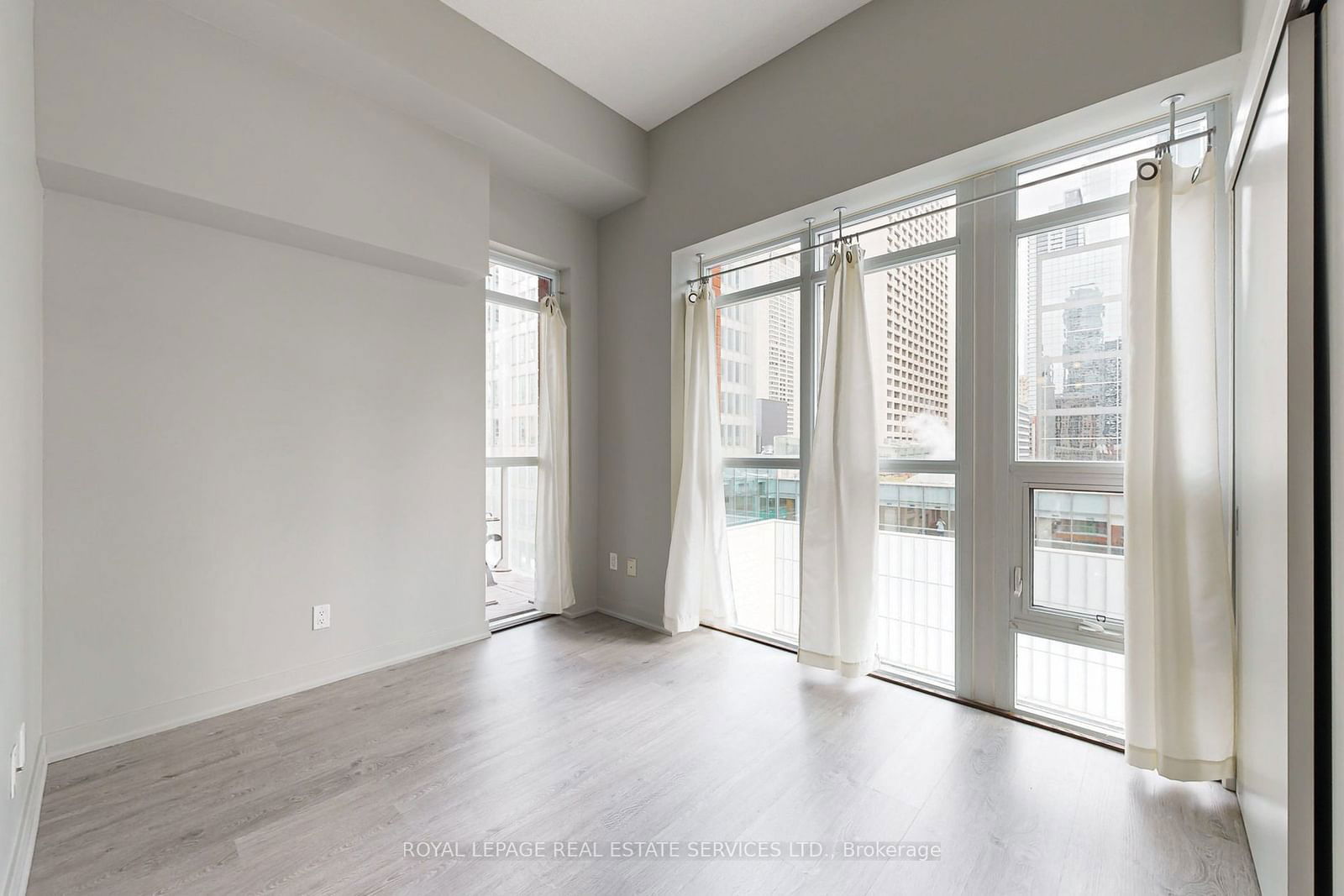 126 Simcoe St, unit 710 for rent