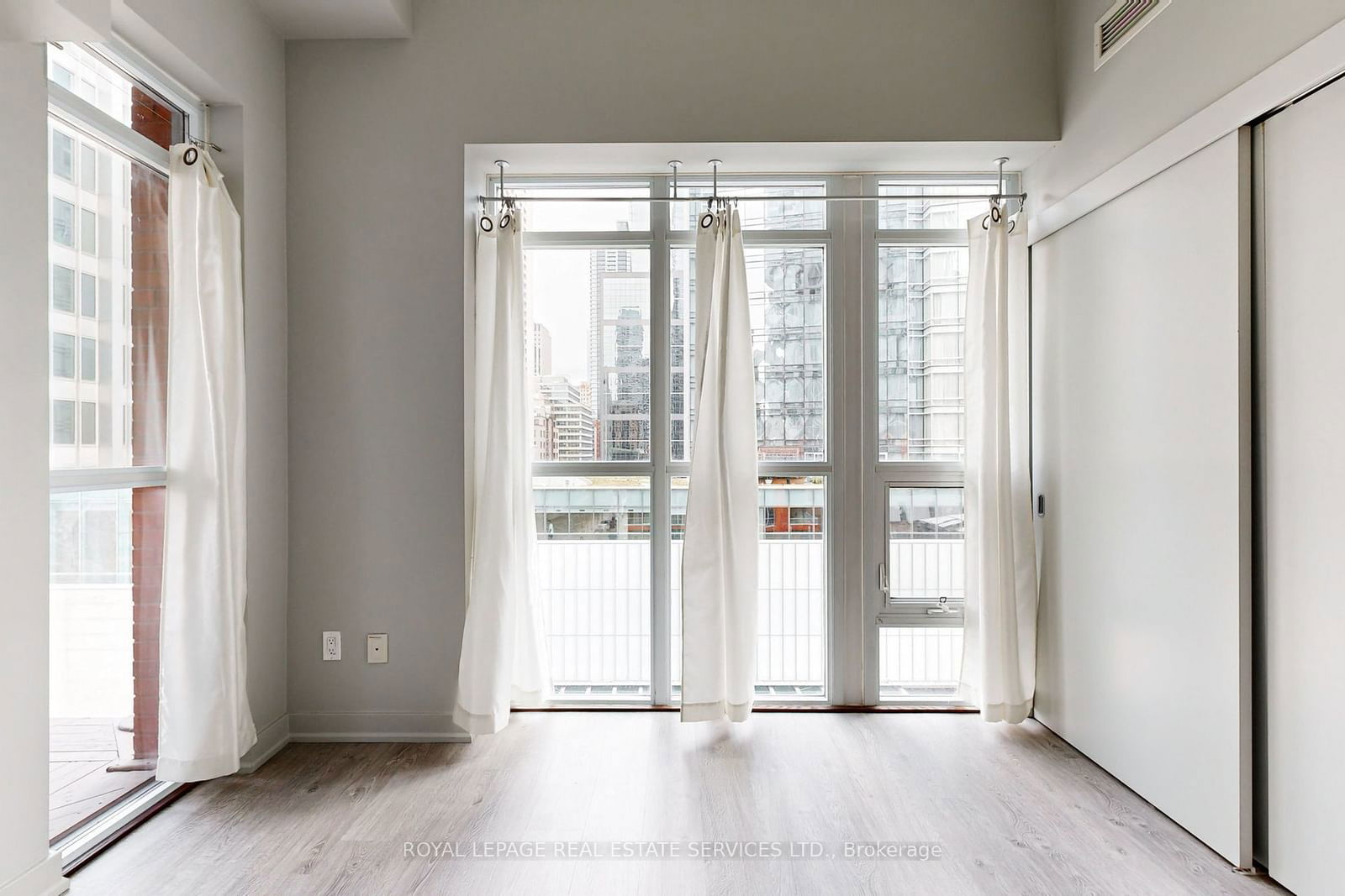 126 Simcoe St, unit 710 for rent