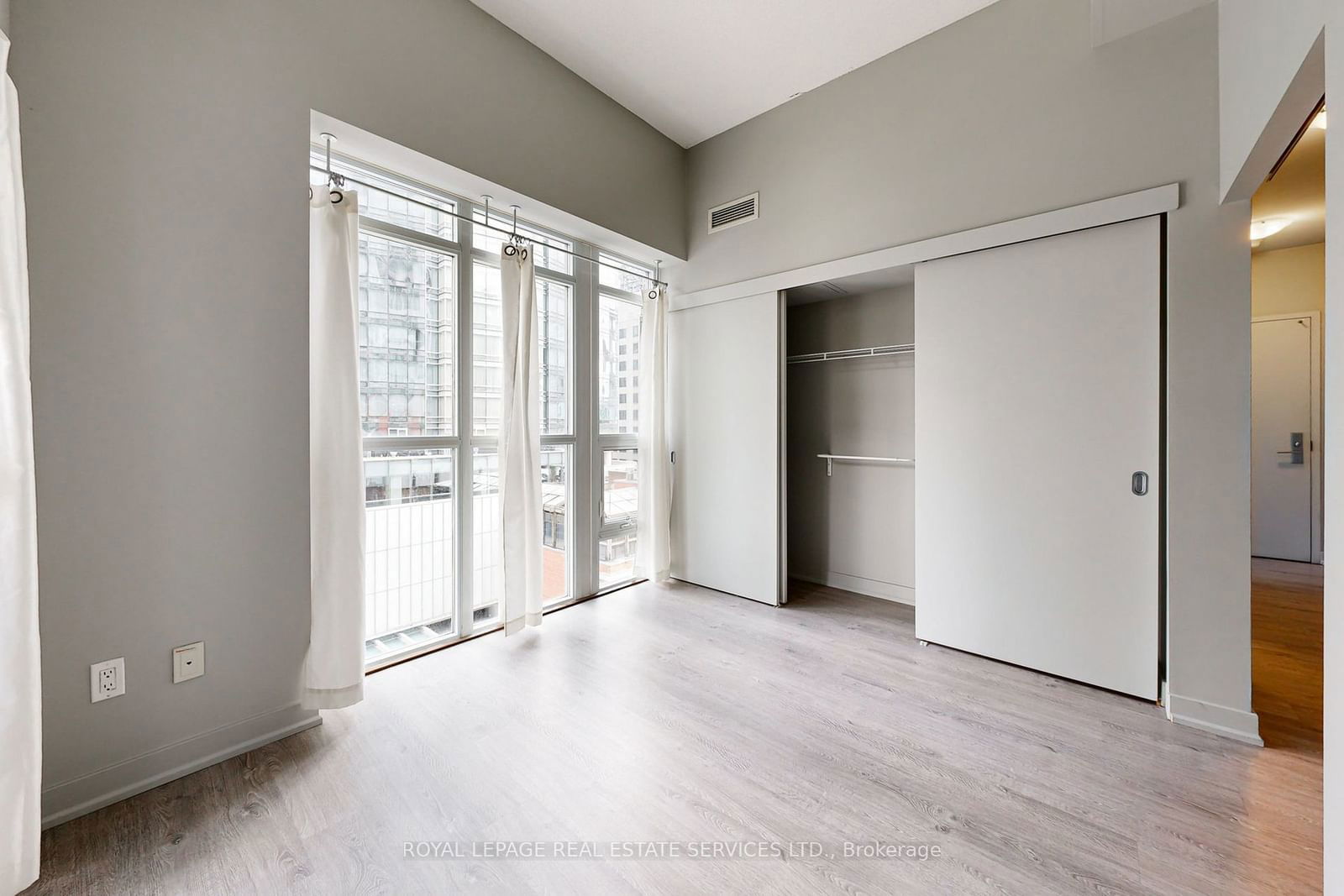 126 Simcoe St, unit 710 for rent