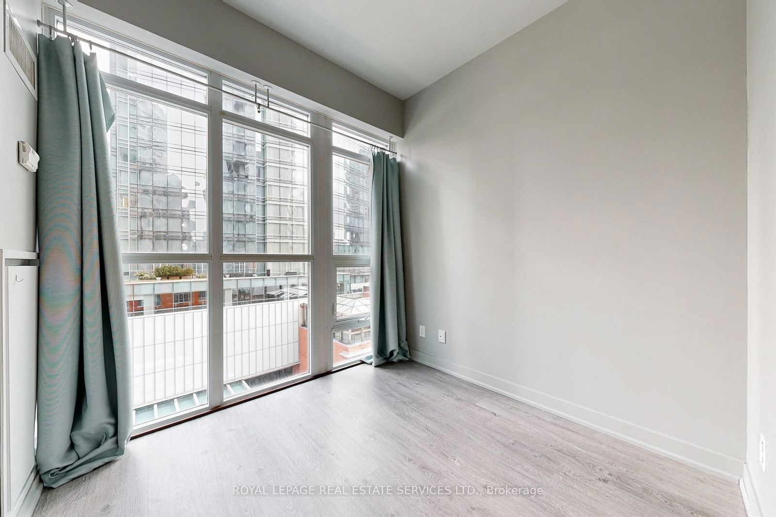 126 Simcoe St, unit 710 for rent