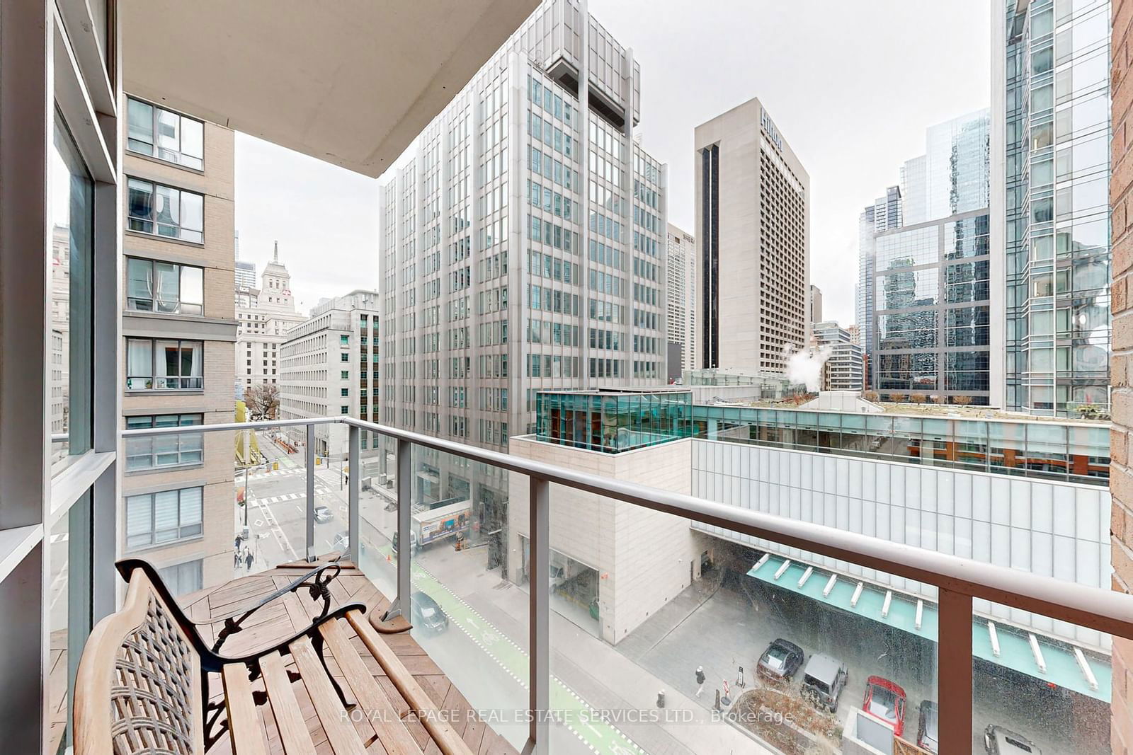 126 Simcoe St, unit 710 for rent