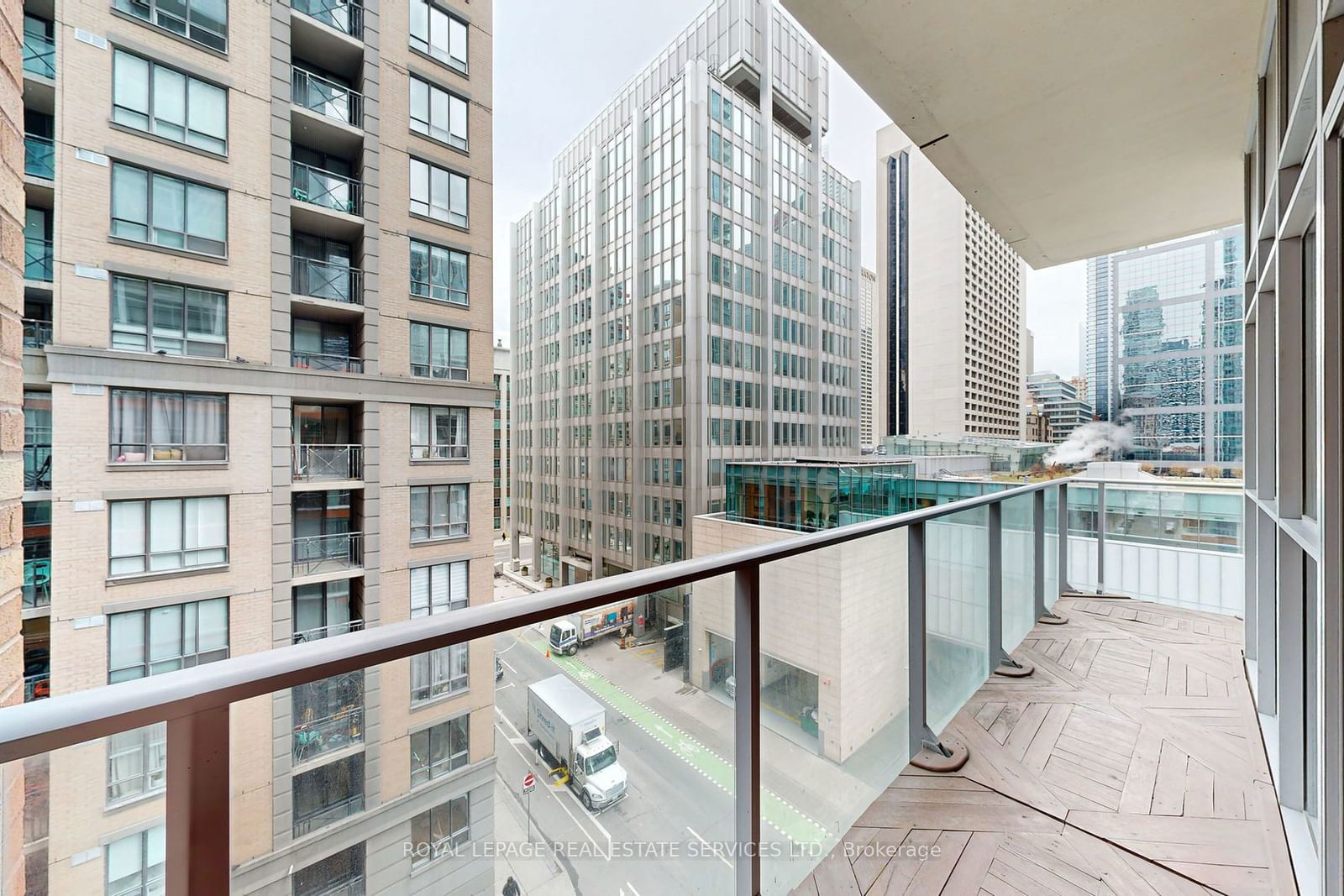 126 Simcoe St, unit 710 for rent