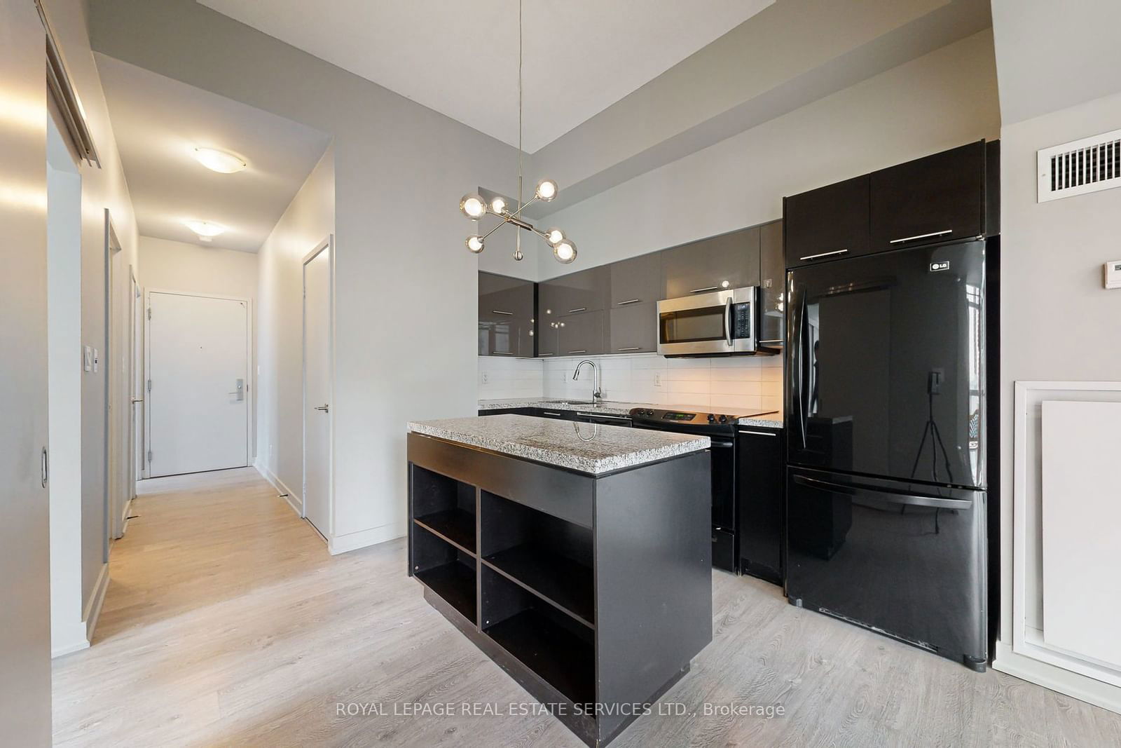 126 Simcoe St, unit 710 for rent