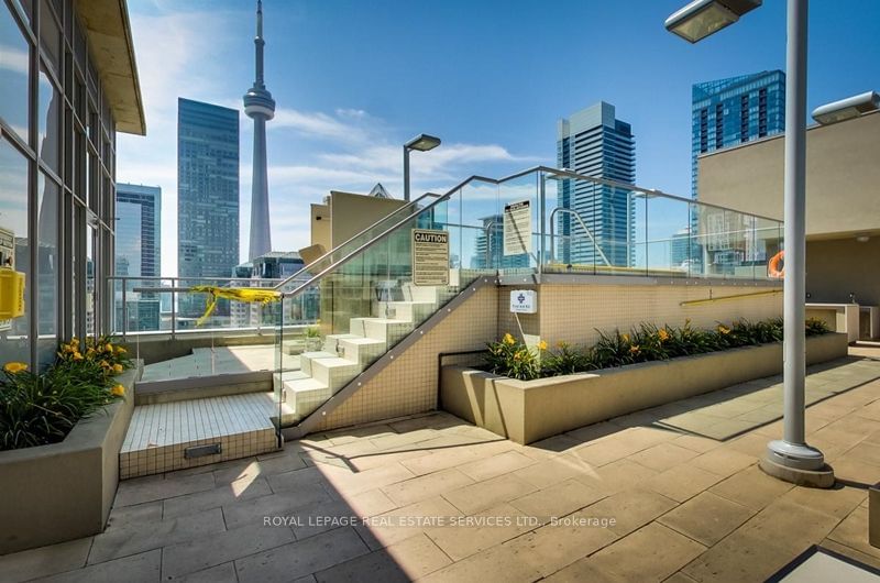 126 Simcoe St, unit 710 for rent