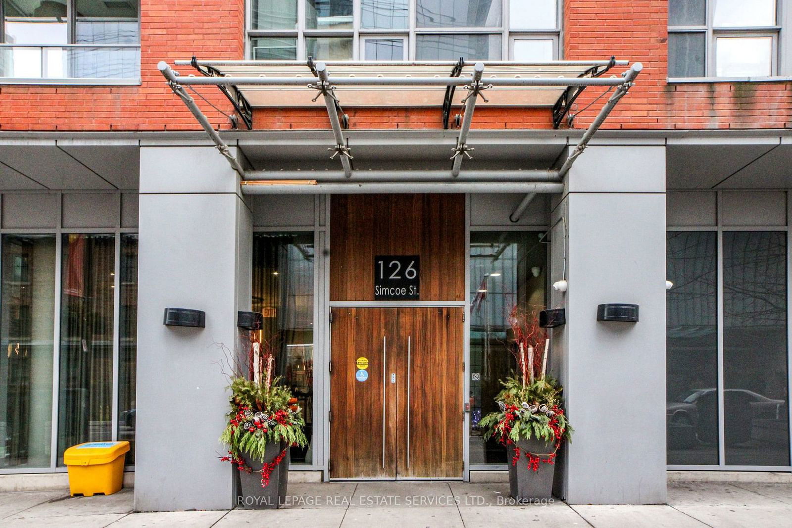 126 Simcoe St, unit 710 for rent