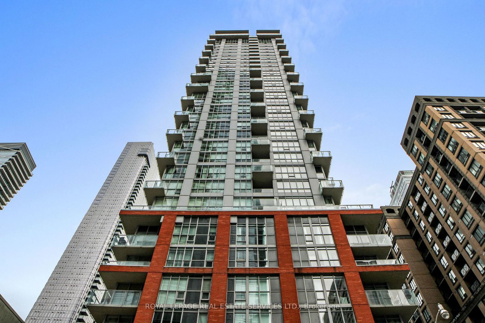 126 Simcoe St, unit 710 for rent