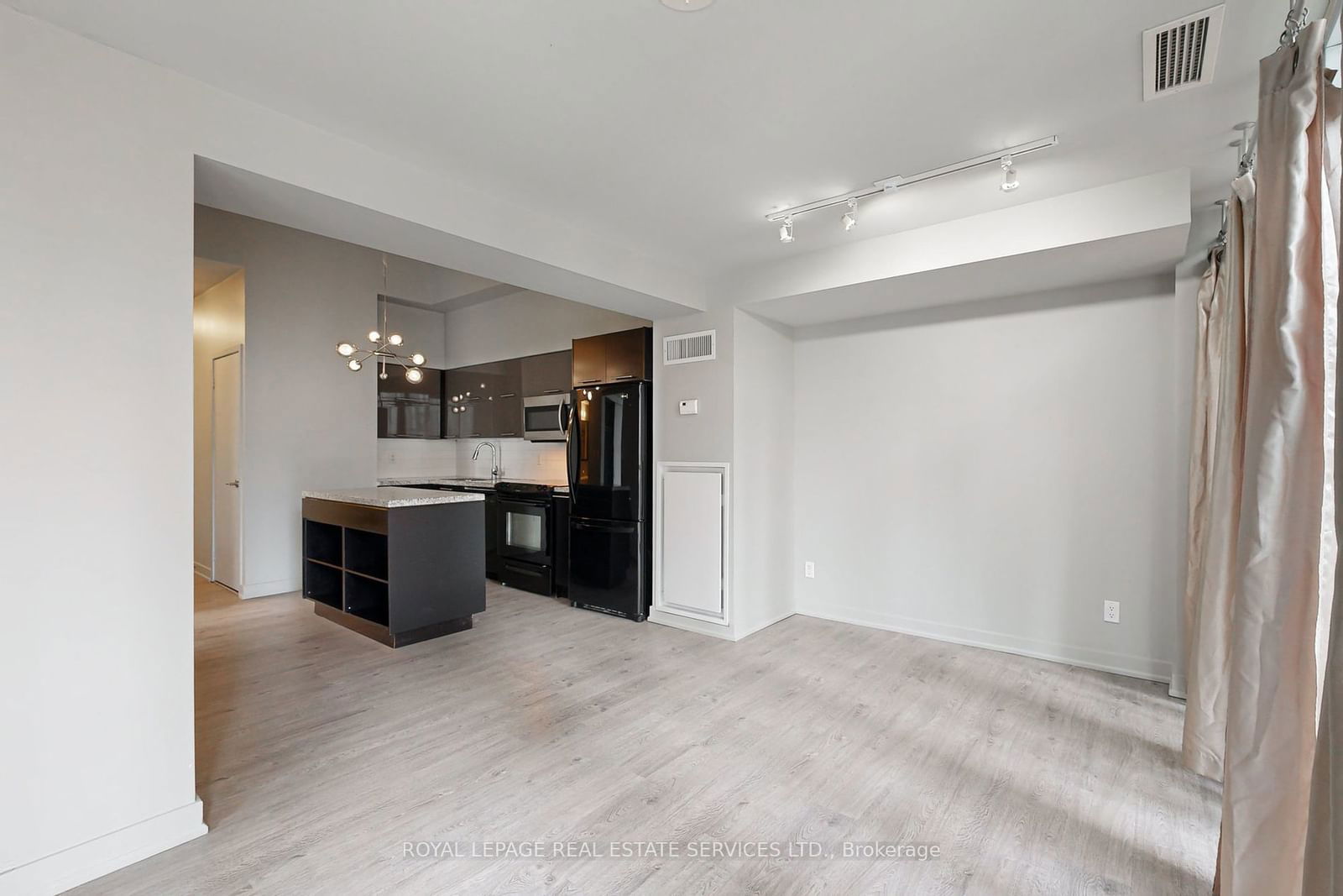 126 Simcoe St, unit 710 for rent