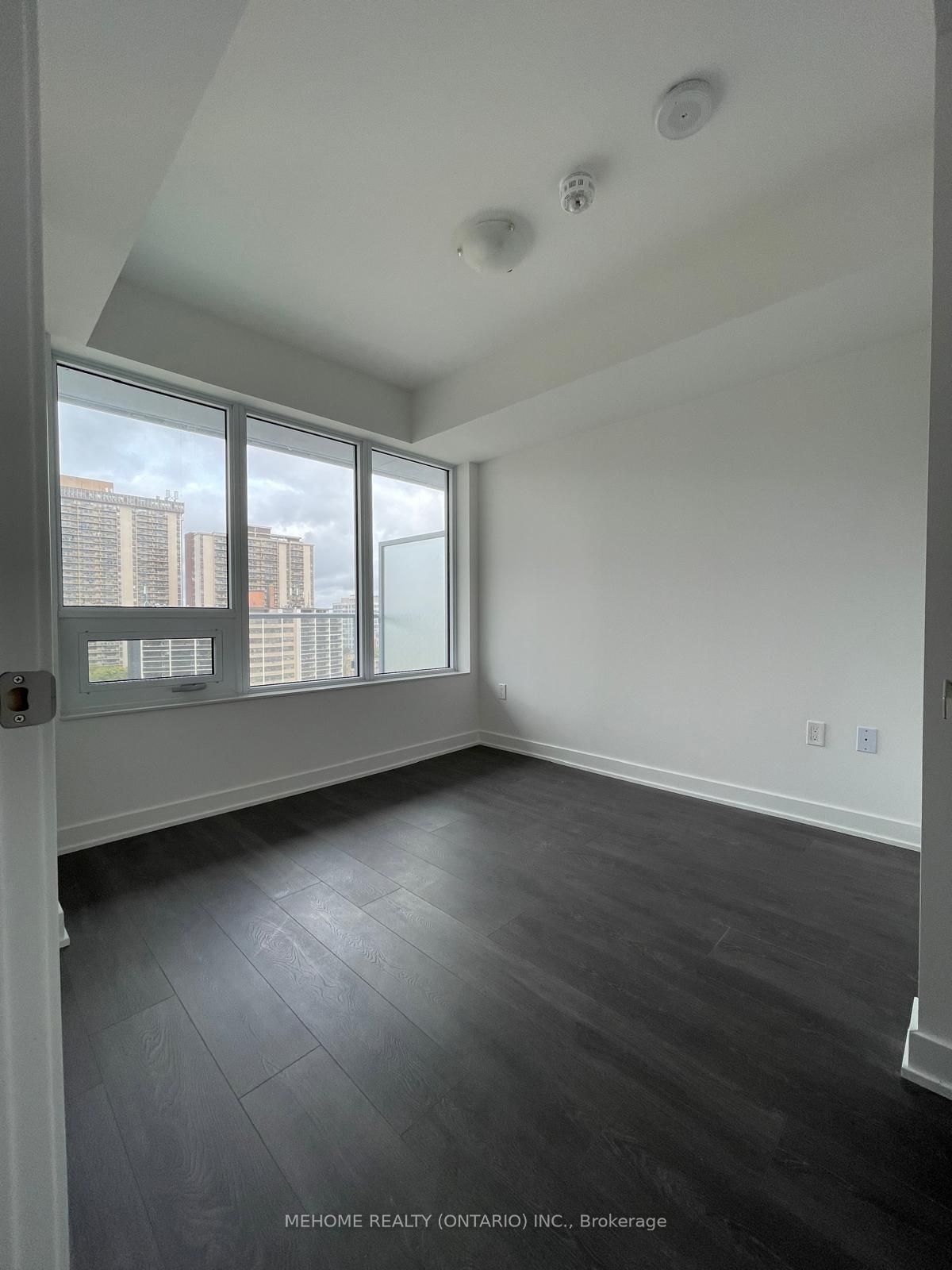 99 Broadway Ave, unit 1011 Nt for rent