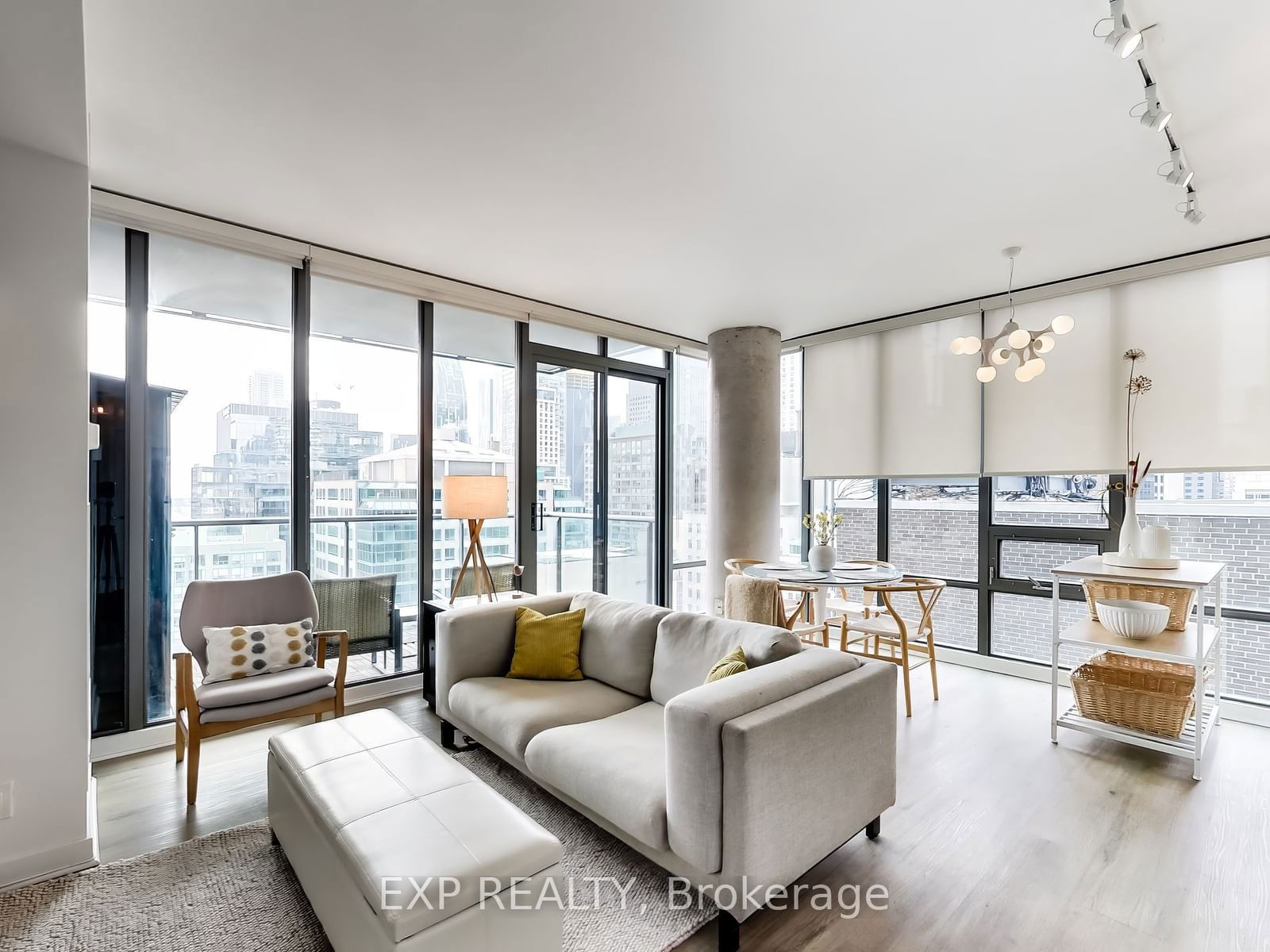 33 Lombard St, unit 1902 for sale