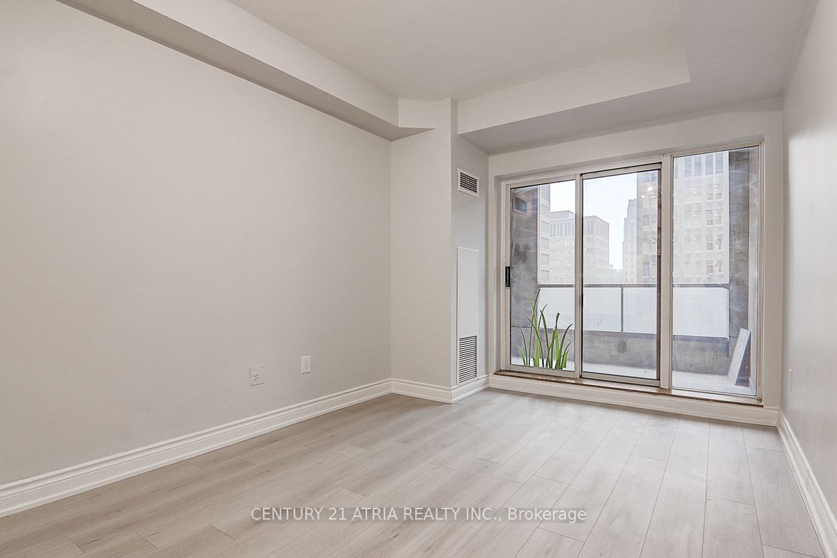 909 Bay St, unit 716 for sale