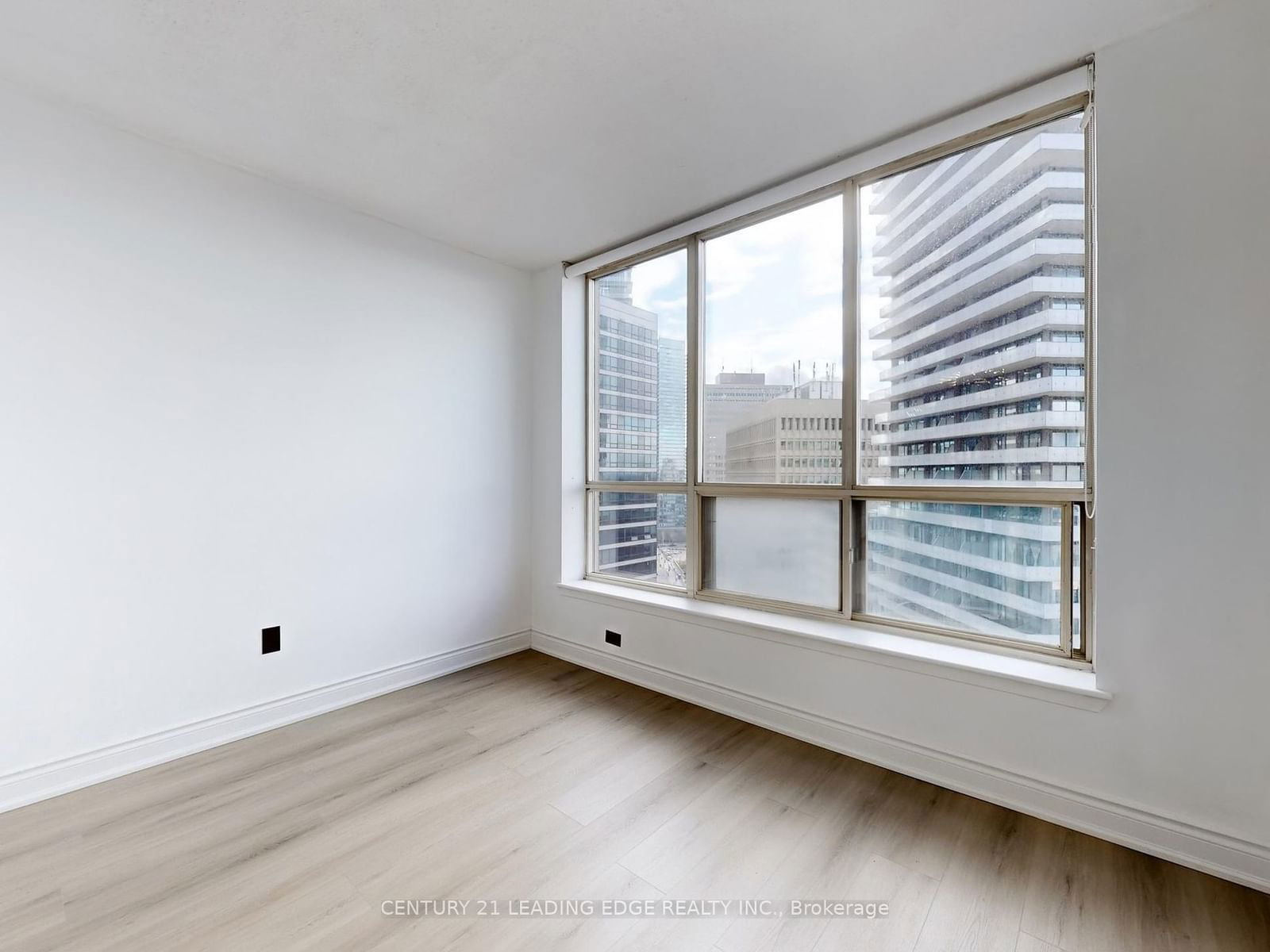 44 St Joseph St, unit 1813 for sale