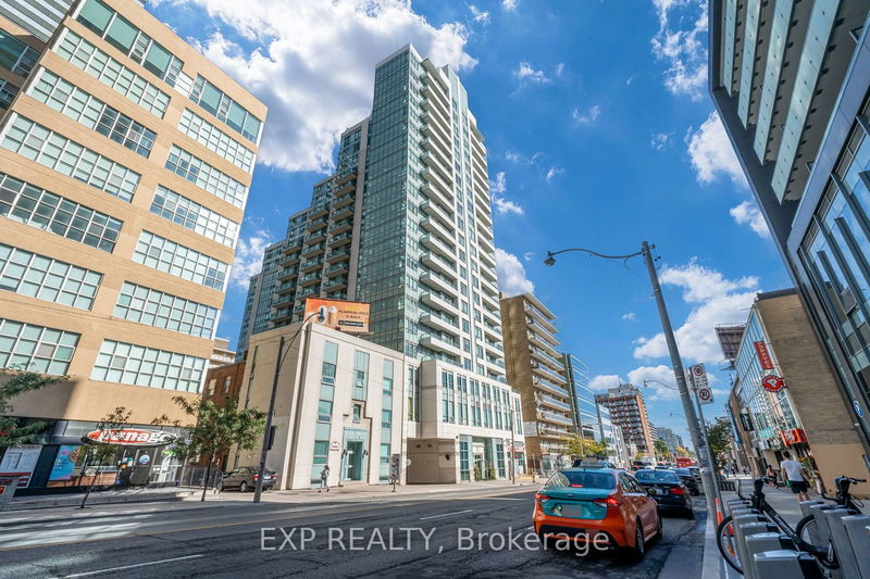 212 Eglinton Ave E, unit 808 for rent