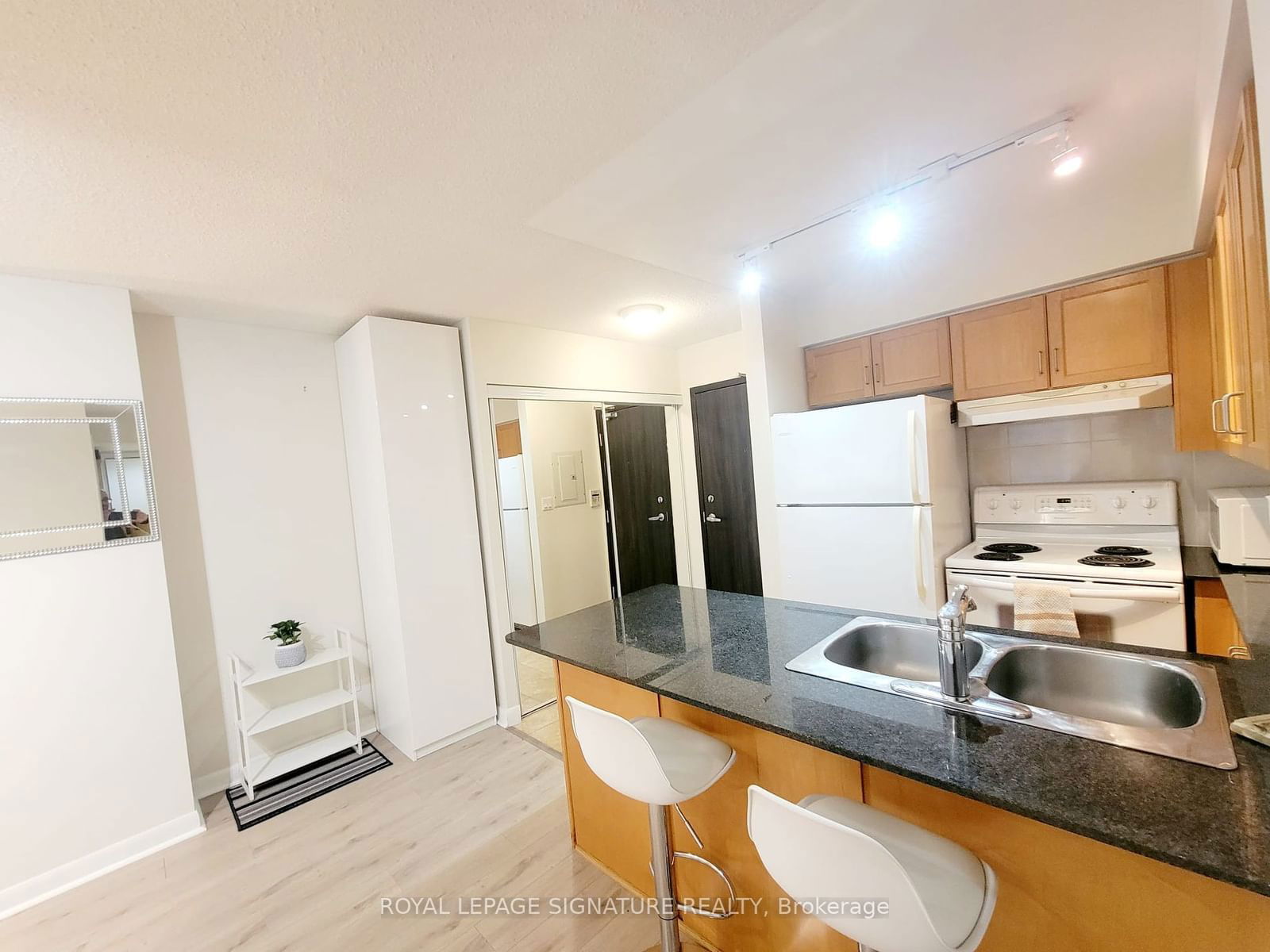 210 Victoria St, unit 2112 for rent