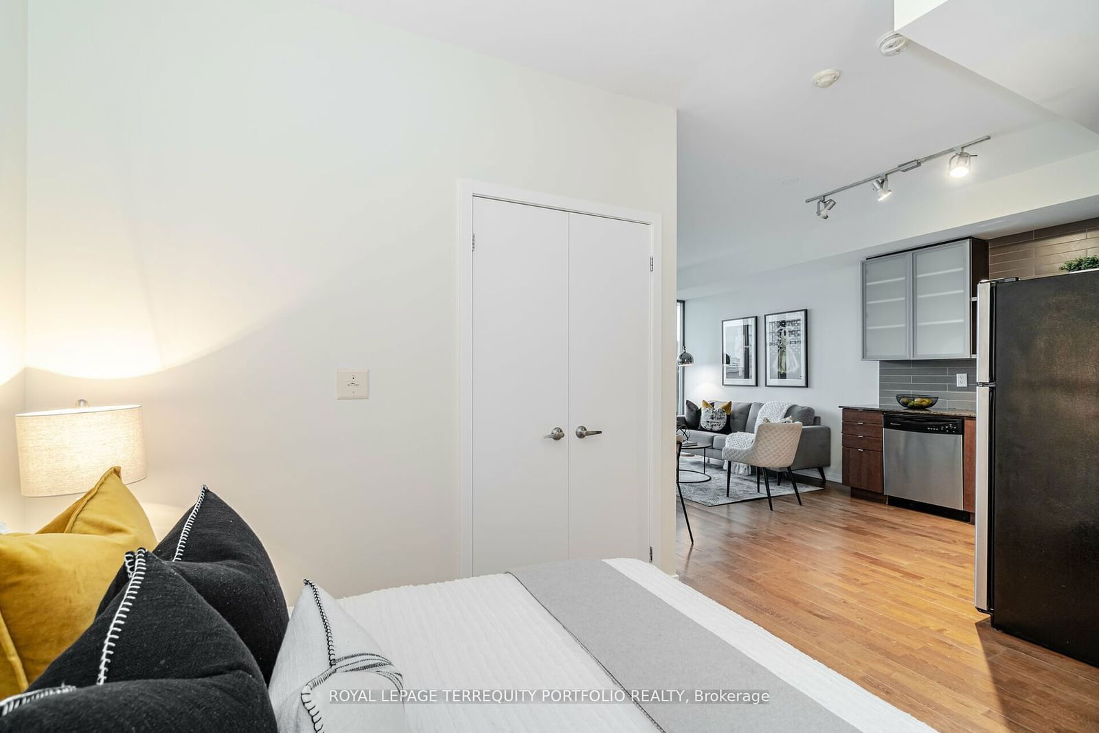 33 Lombard St, unit 3304 for rent