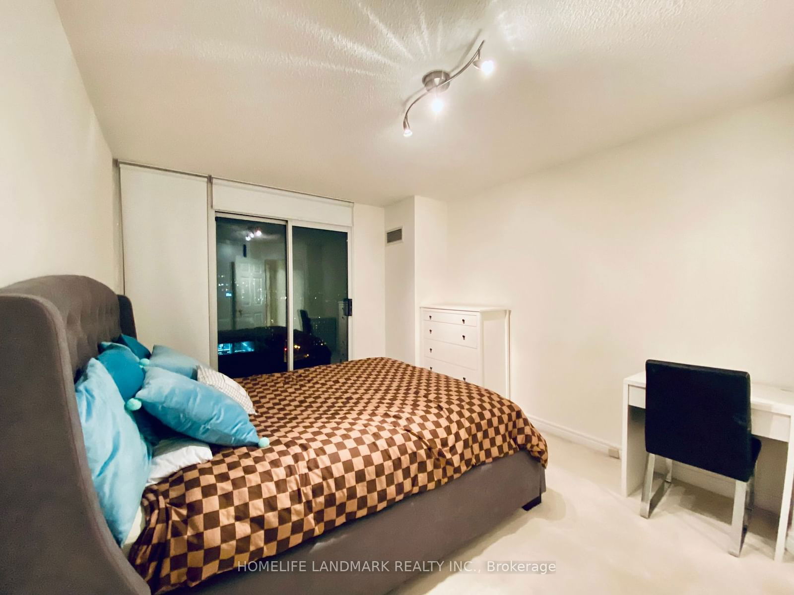 18 Parkview Ave, unit Ph2801 for rent