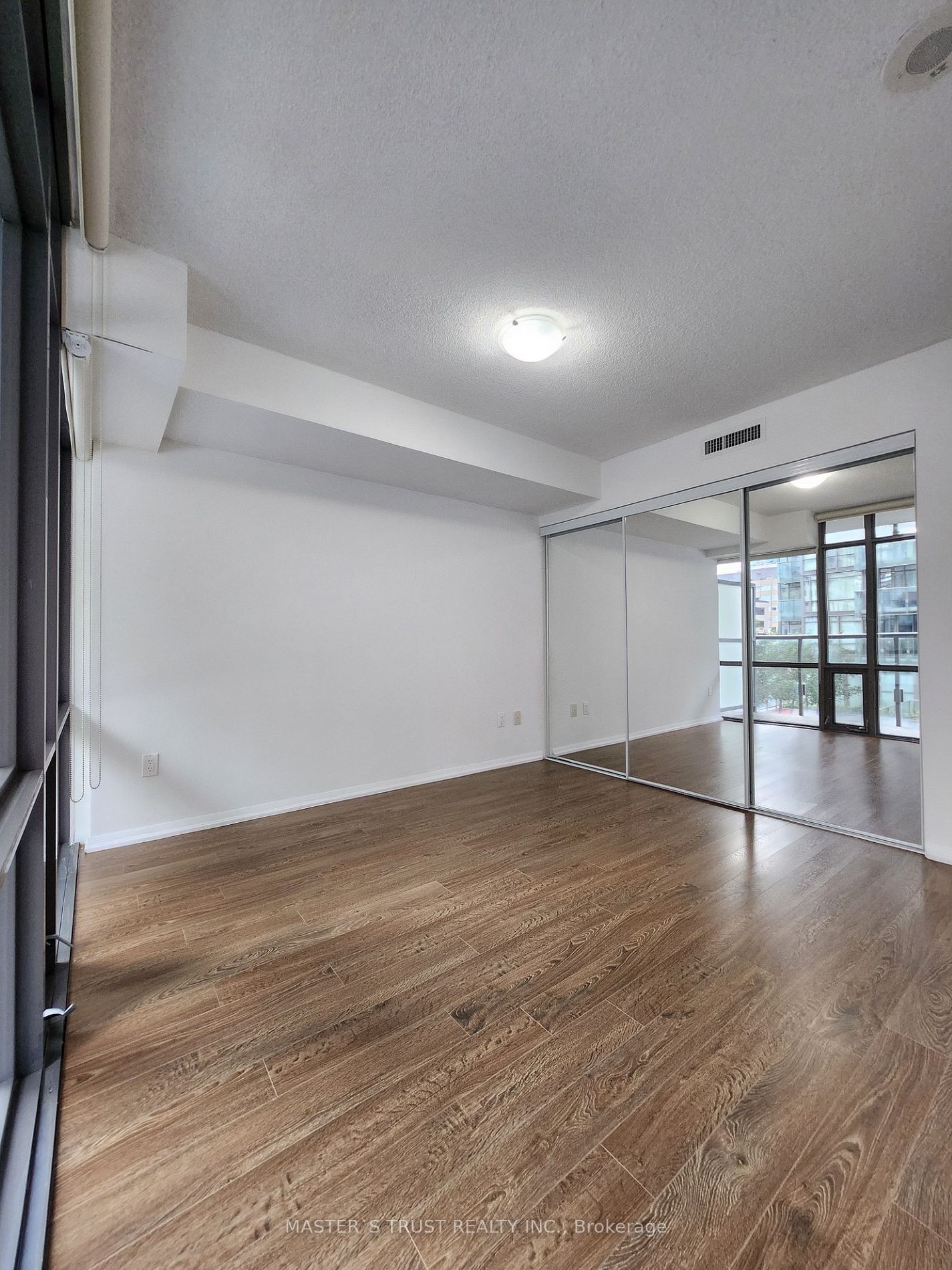 37 Grosvenor St, unit 410 for rent