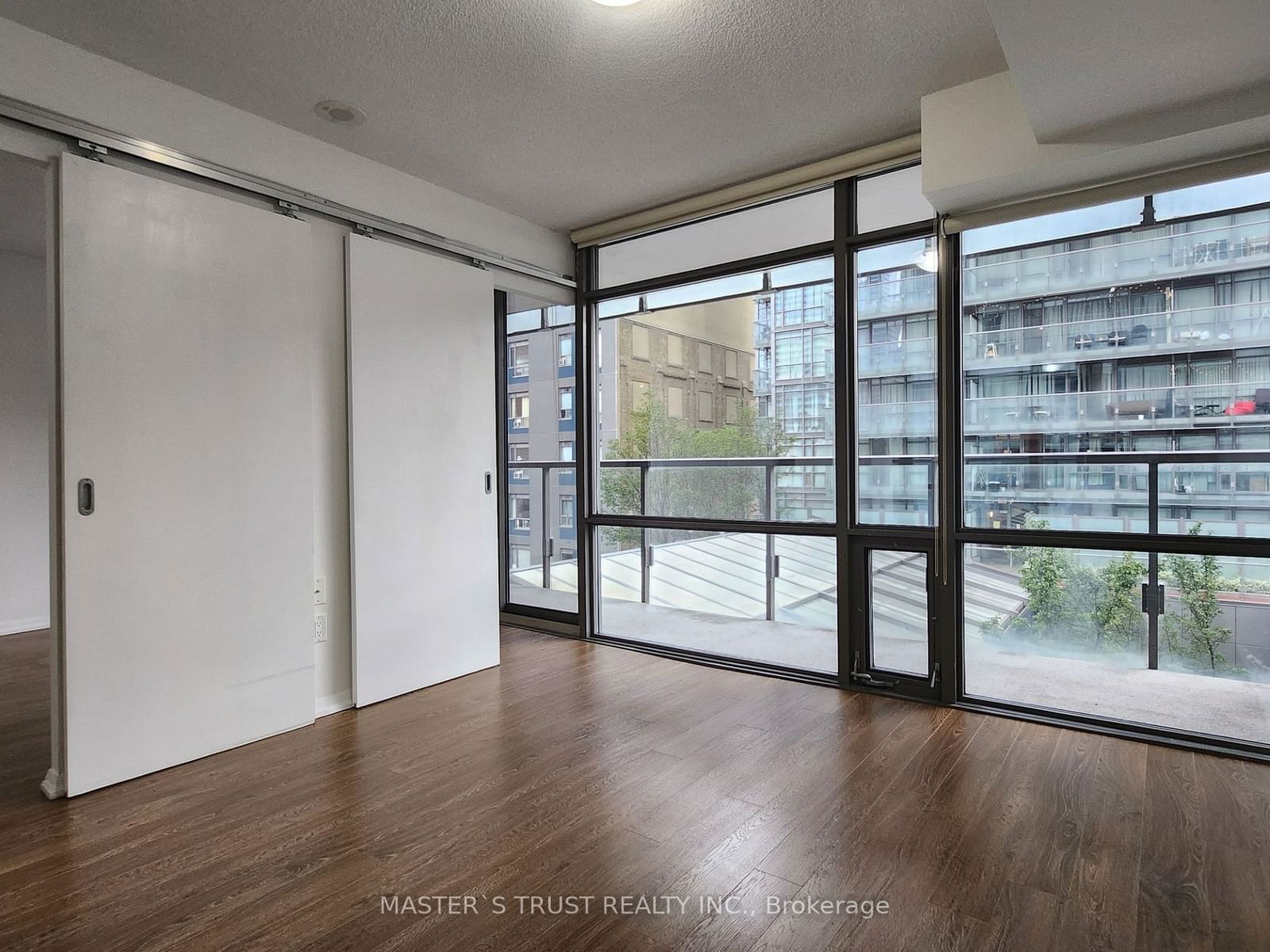 37 Grosvenor St, unit 410 for rent