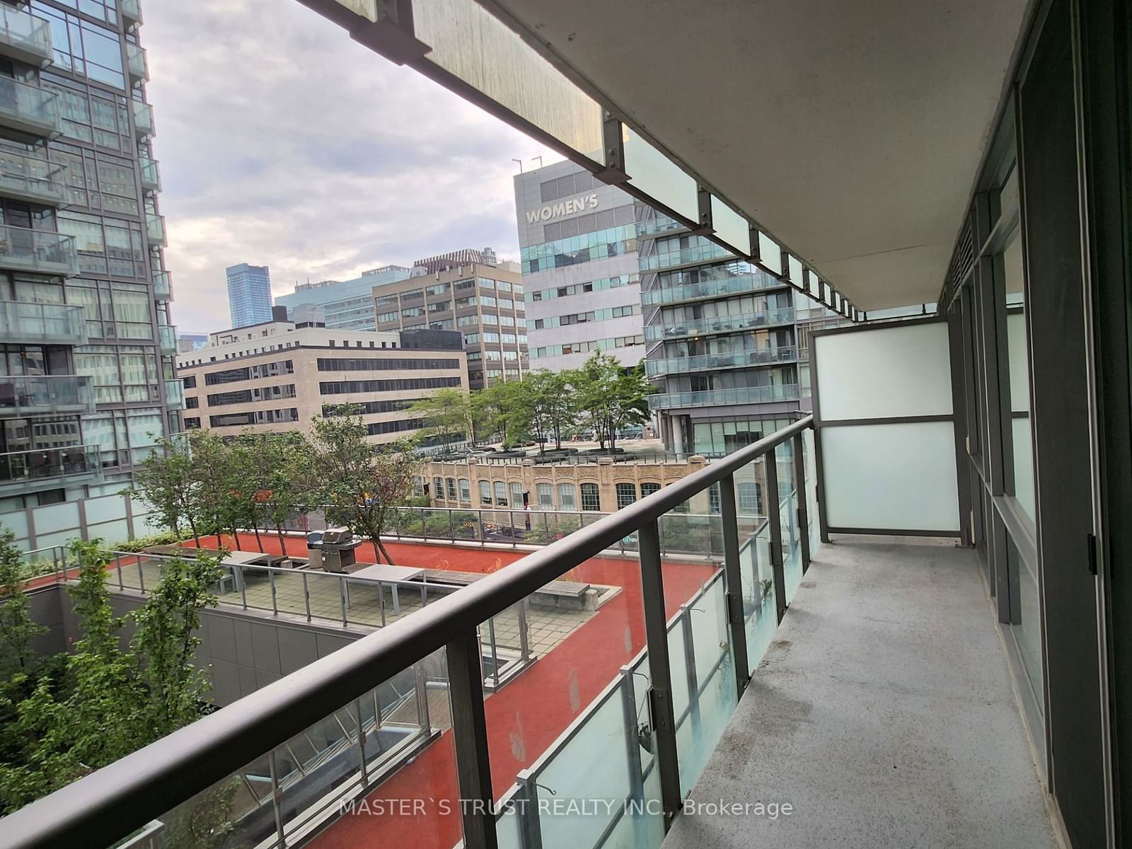 37 Grosvenor St, unit 410 for rent