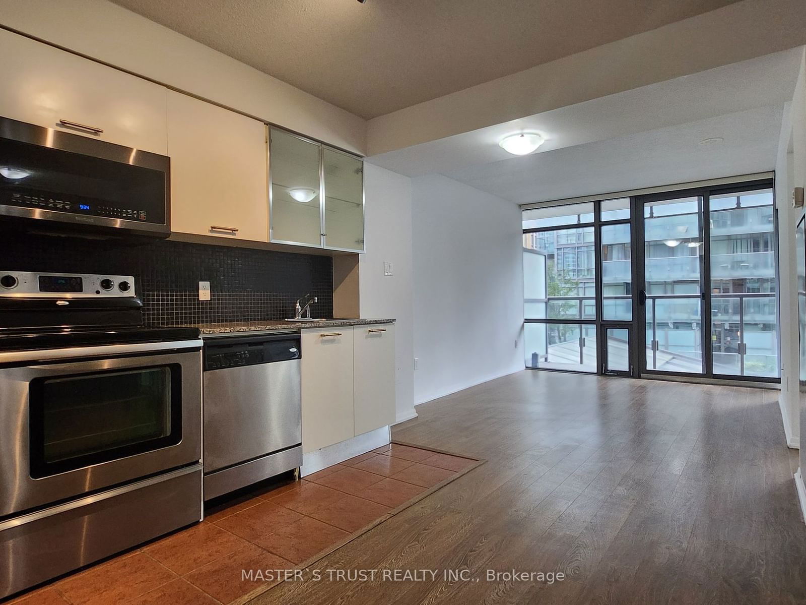 37 Grosvenor St, unit 410 for rent