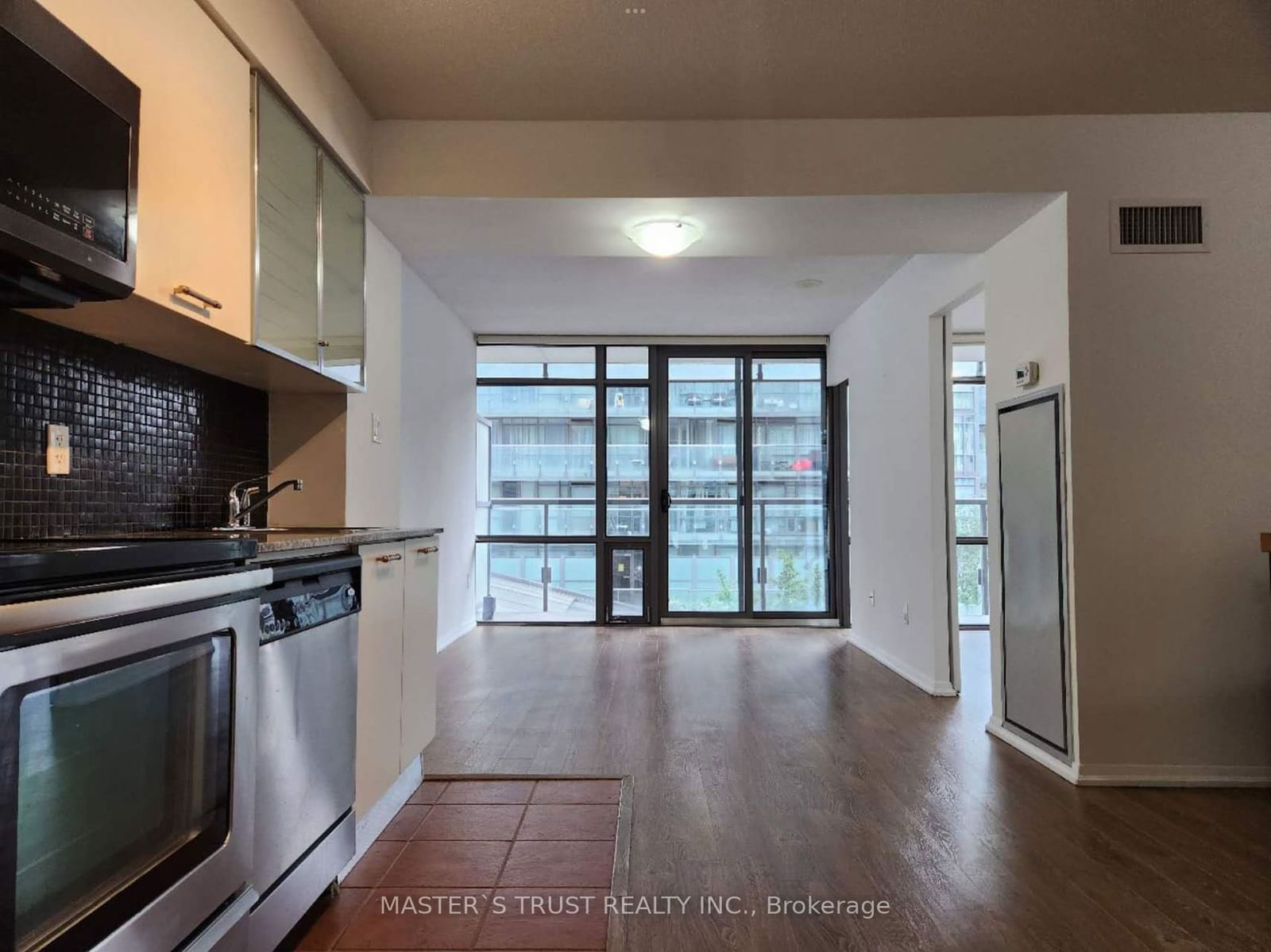 37 Grosvenor St, unit 410 for rent