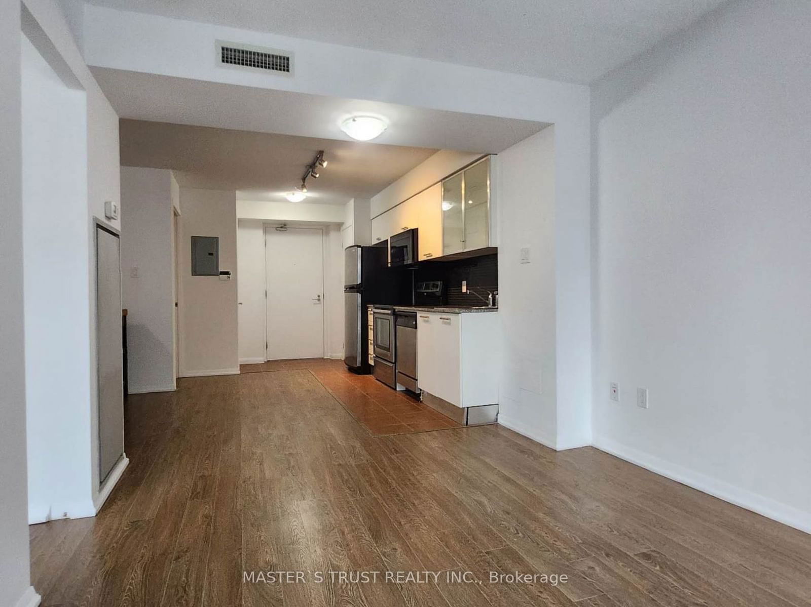 37 Grosvenor St, unit 410 for rent