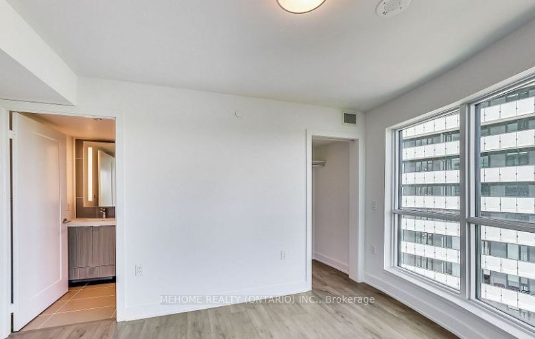 585 Bloor St E, unit 923 for rent