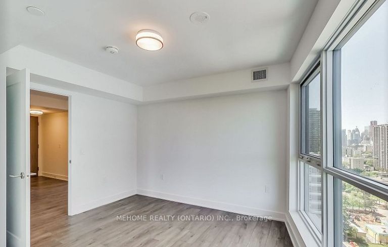 585 Bloor St E, unit 923 for rent