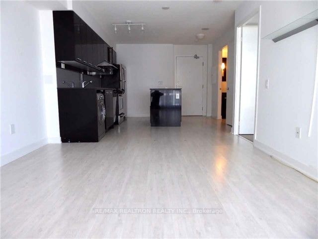 19 Singer Crt, unit 812 for rent