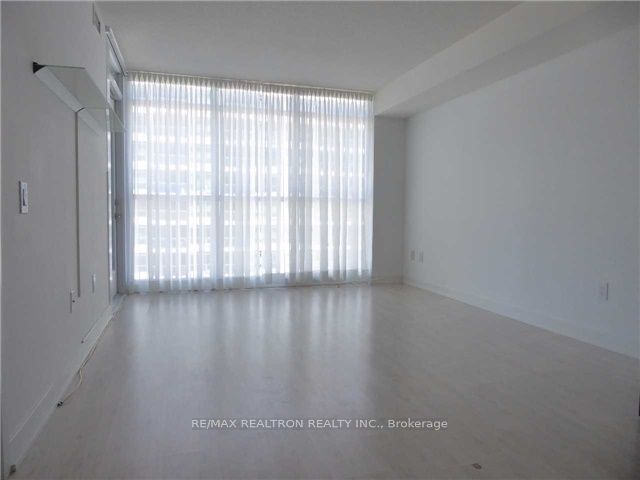 19 Singer Crt, unit 812 for rent