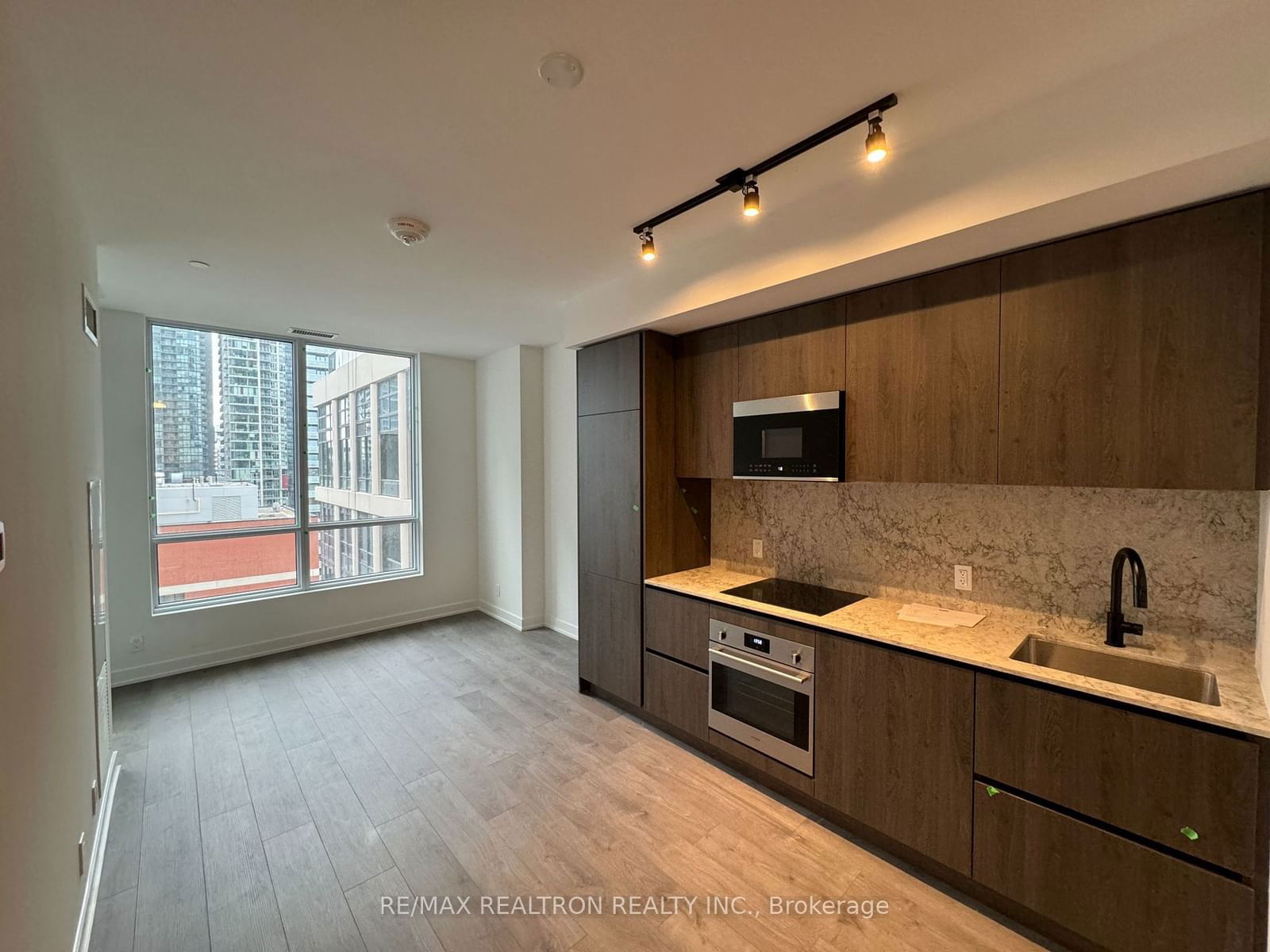 108 Peter St, unit 1808 for rent