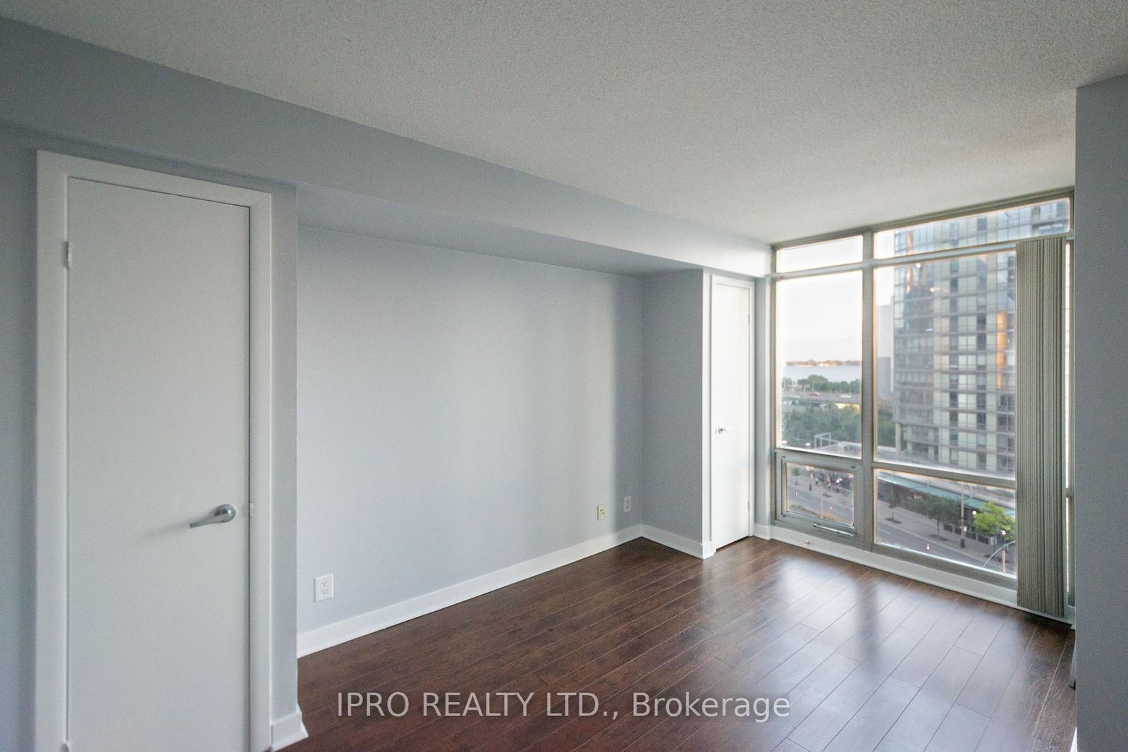 81 Navy Wharf Crt, unit 905 for rent