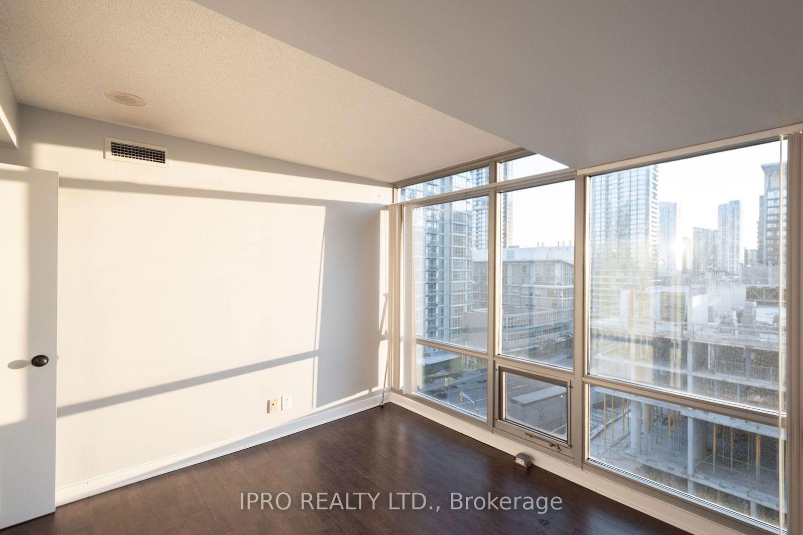 81 Navy Wharf Crt, unit 905 for rent