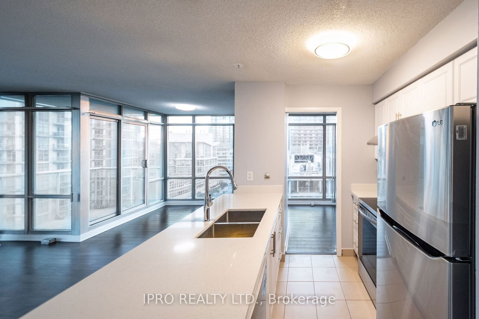 81 Navy Wharf Crt, unit 905 for rent