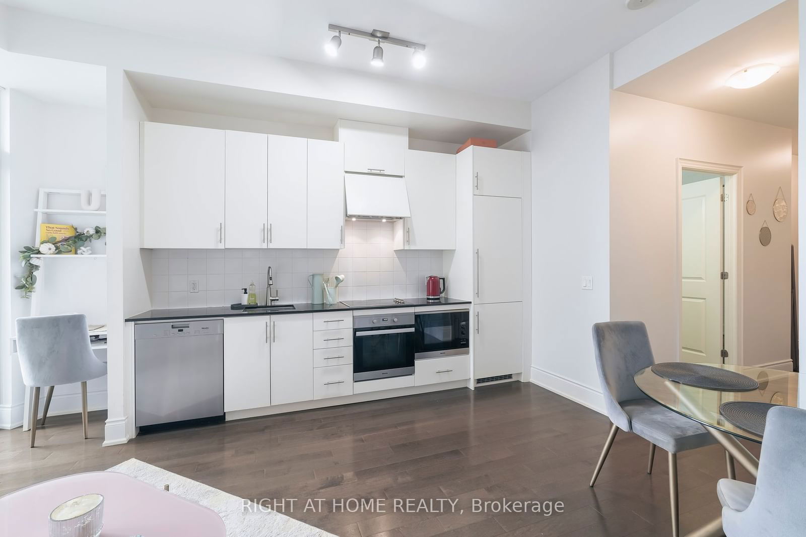 23 Glebe Rd W, unit 918 for rent