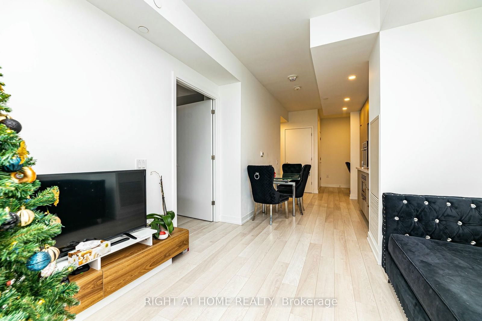 39 Roehampton Ave, unit 1301 for rent