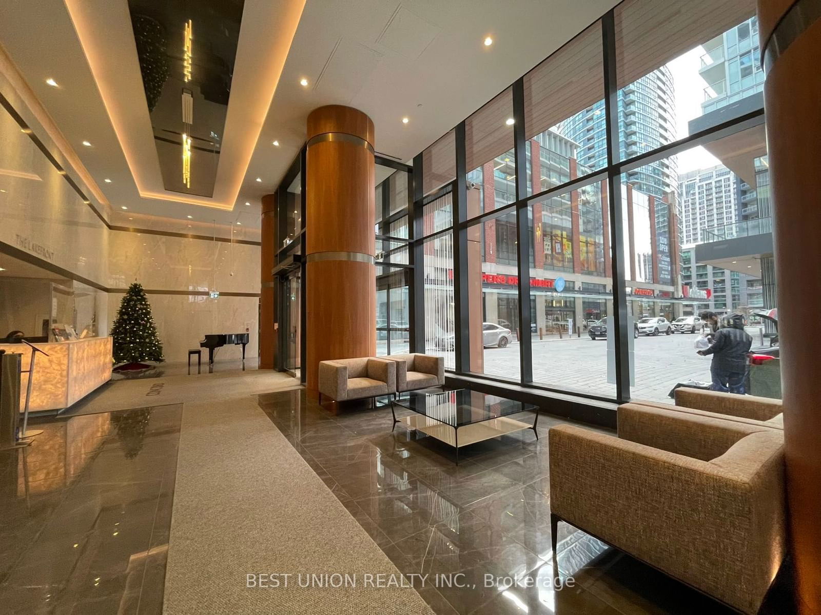 17 Bathurst St W, unit 2005 for rent