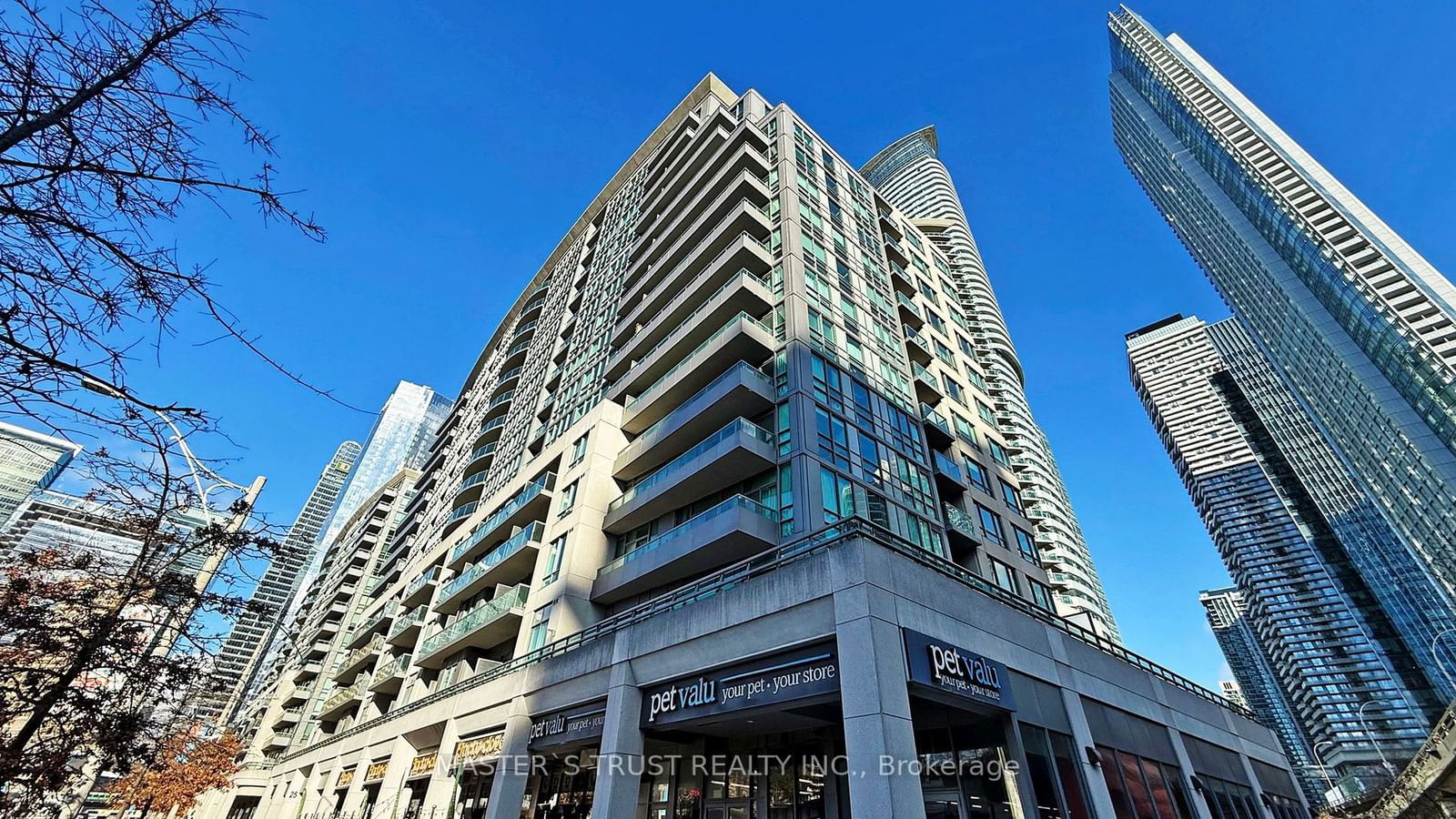 25 Lower Simcoe St, unit 809 for rent