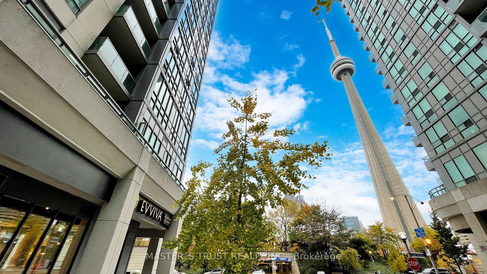 25 Lower Simcoe St, unit 809 for rent