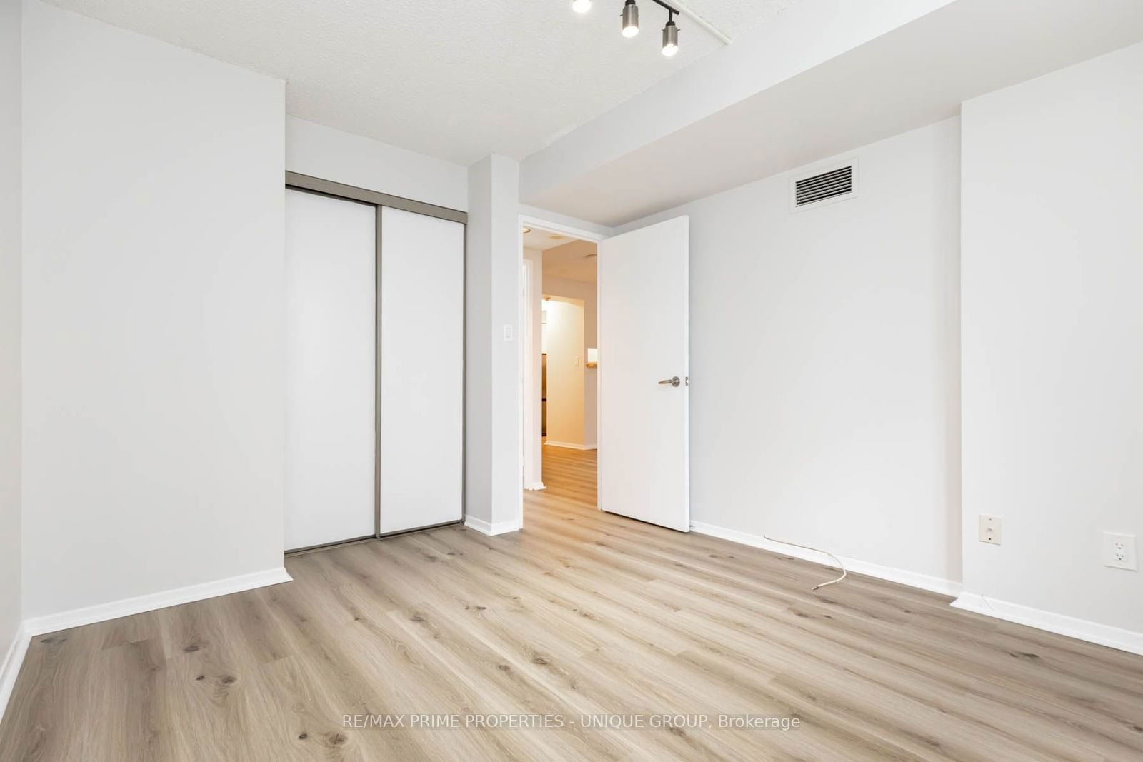 633 Bay St, unit 606 for sale