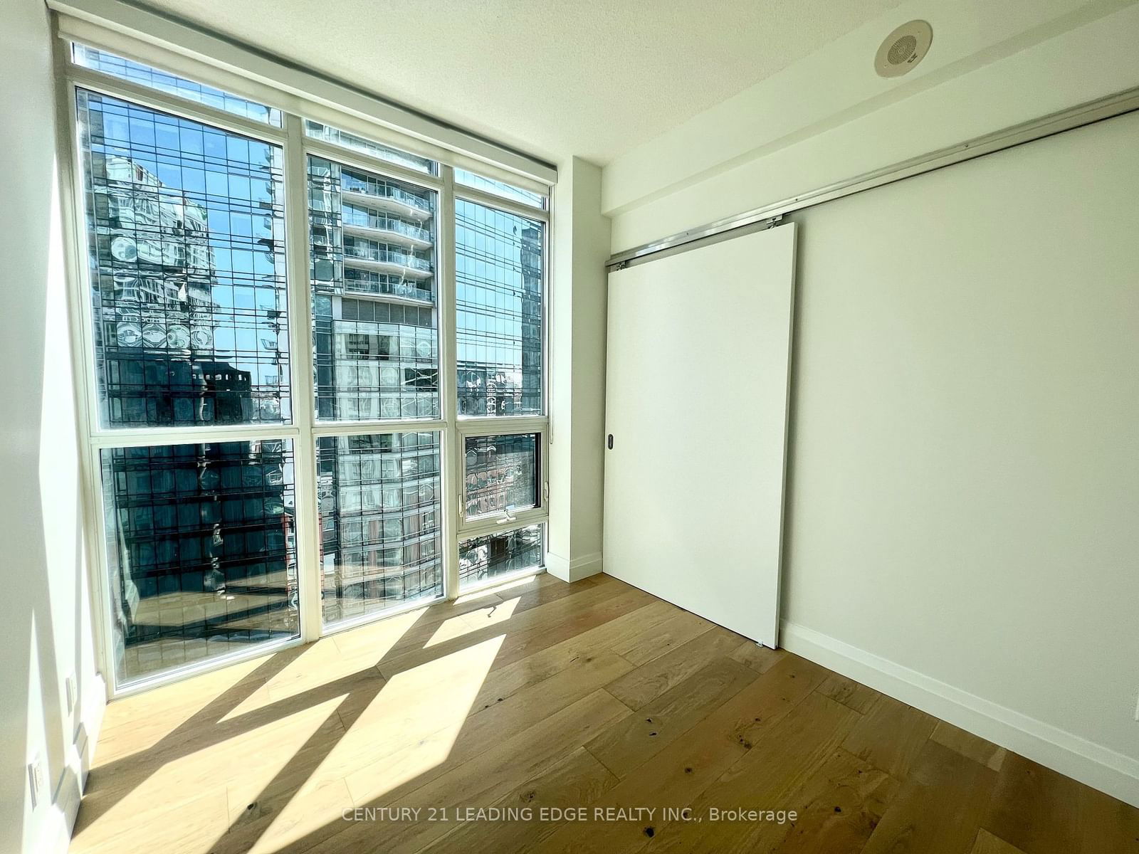 126 Simcoe St, unit 1508 for rent