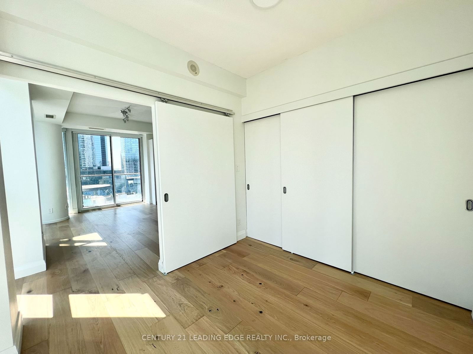 126 Simcoe St, unit 1508 for rent