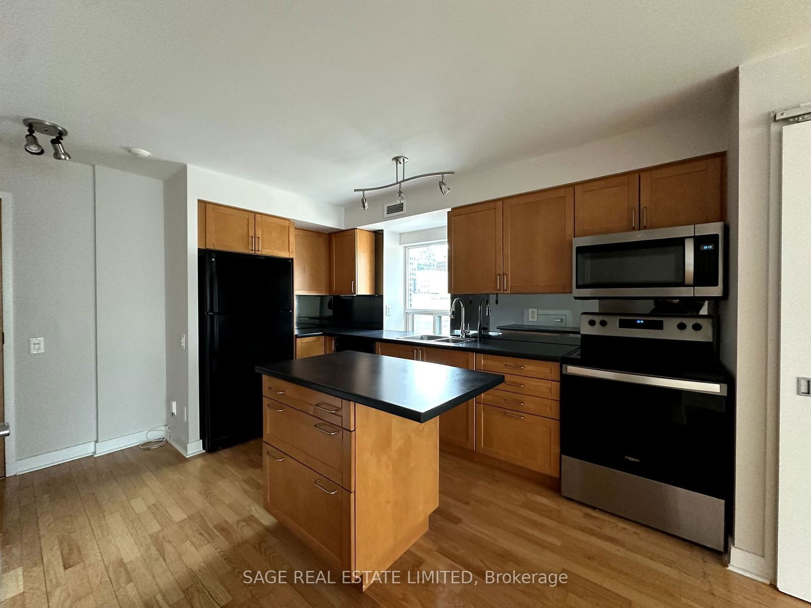 77 Lombard St, unit 901 for rent